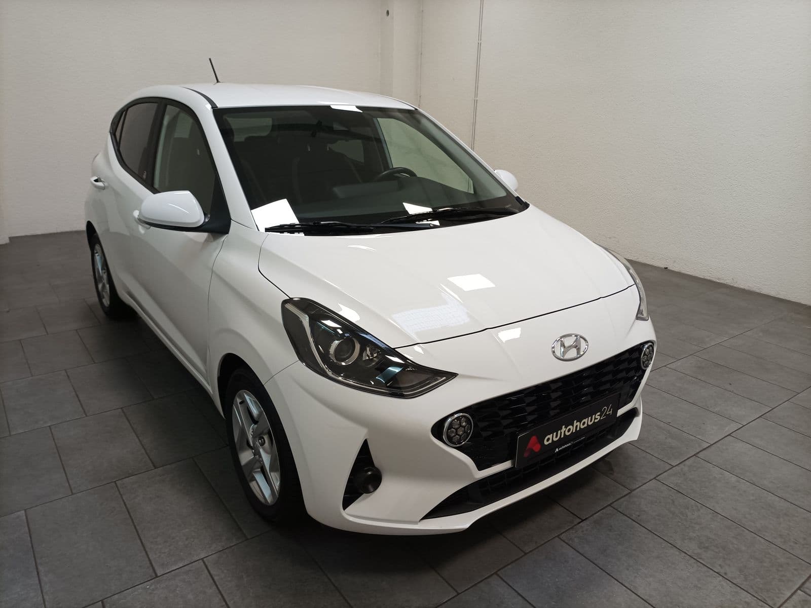 Hyundai i10 Limousine HYUNDAI i10 1.0 EDITION 30 Schräghecklimousine #1