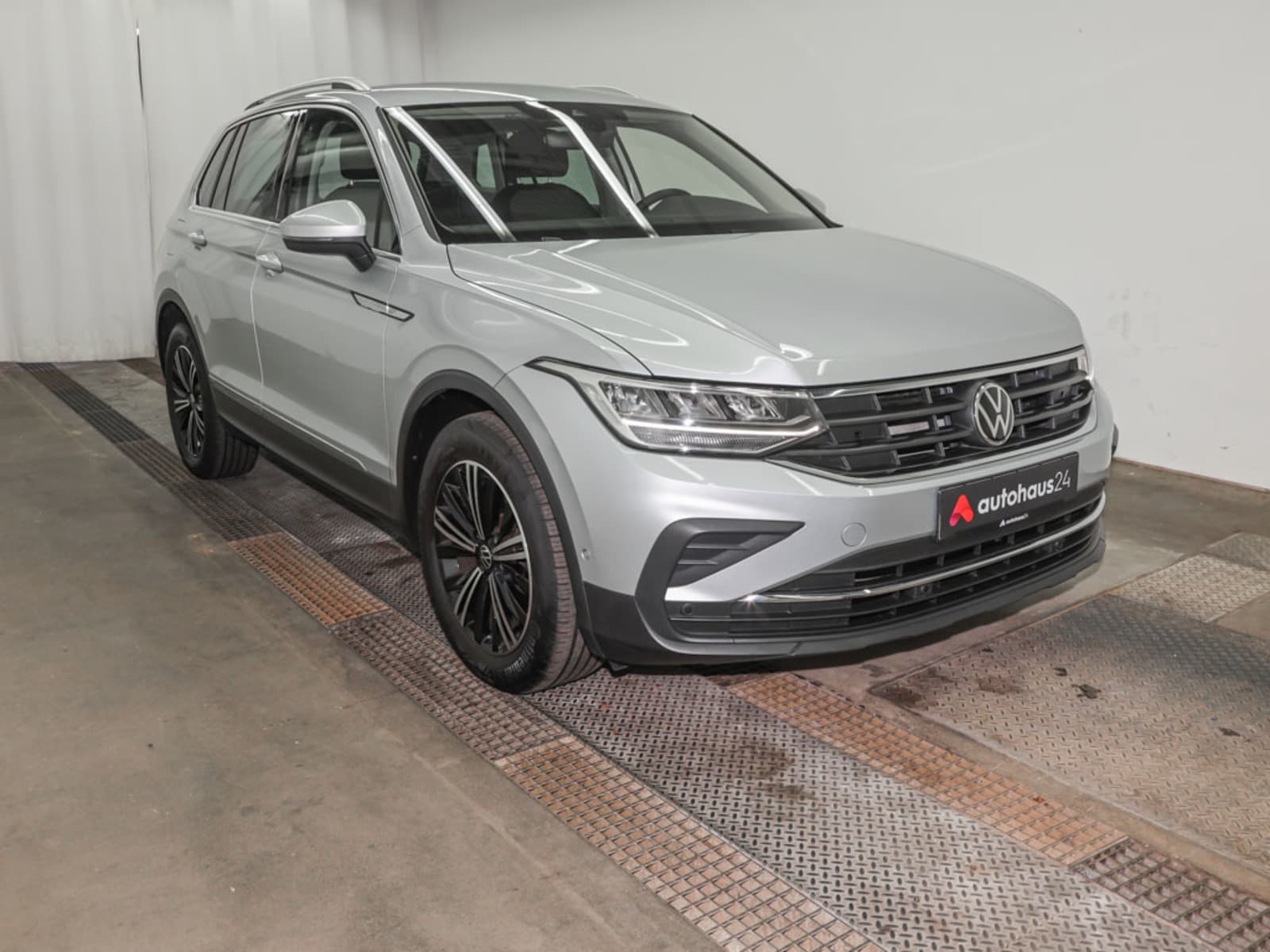 Volkswagen Tiguan SUV / Crossover / Geländewagen VOLKSWAGEN Tiguan 1.5 TSI OPF DSG Life Sports Utility Vehicle #1