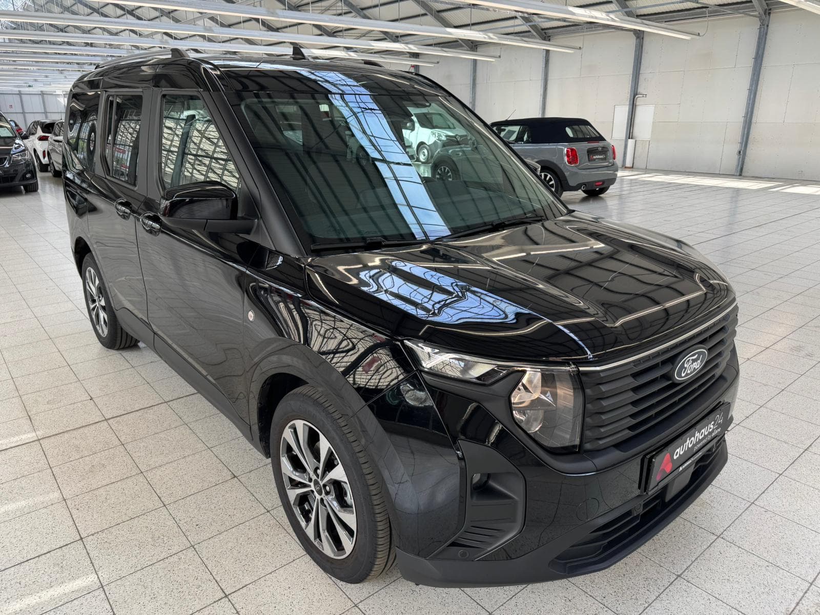 Ford Tourneo Kleinbus / Van FORD Tourneo Courier 1.0 EcoBoost 92 kW Titanium Auto Kompaktvan #1