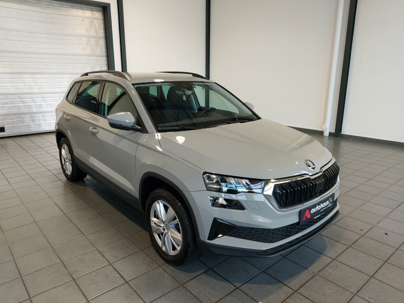 ŠKODA Karoq SUV / Crossover / Geländewagen SKODA Karoq 2.0l TDI DSG 4x4 Selection Sports Utility Vehicle #1