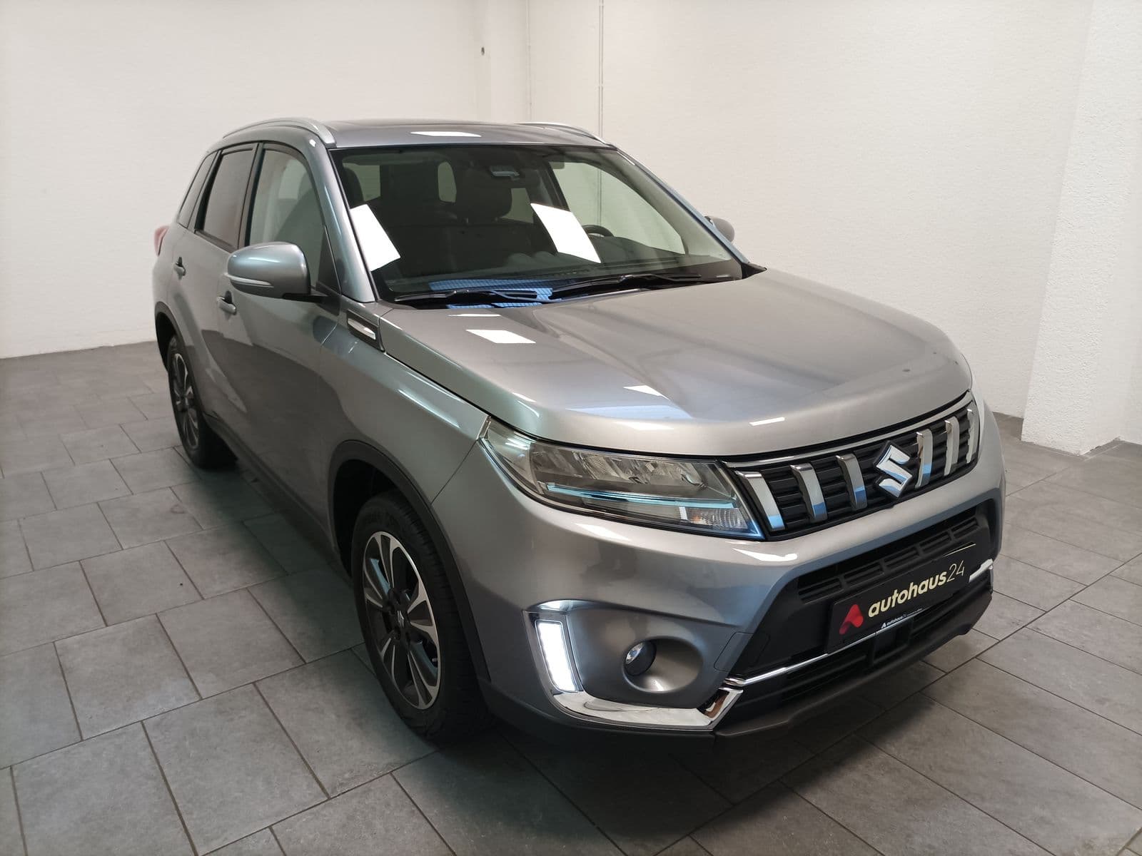 Suzuki Vitara SUV / Crossover / Geländewagen SUZUKI Vitara 1.4 BOOSTERJET Hybrid Comfort+ Sports Utility Vehicle #1