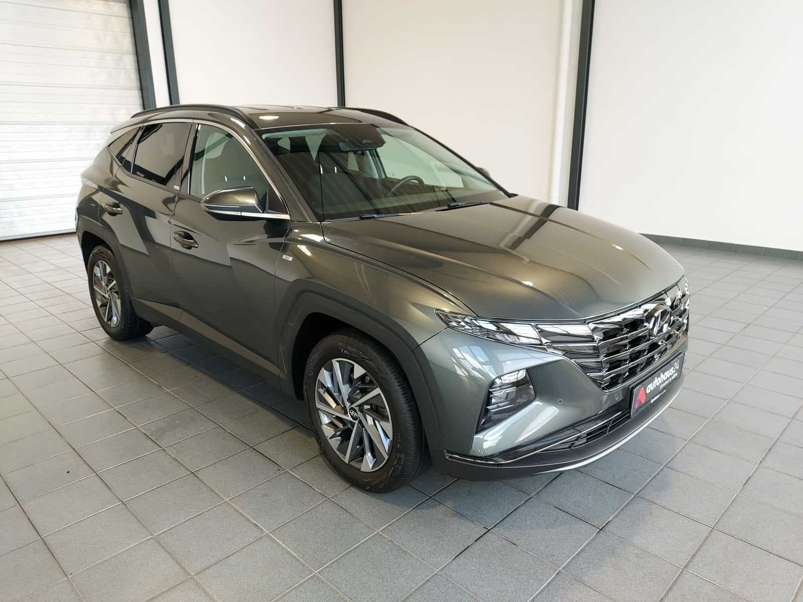 Hyundai Tucson SUV / Crossover / Geländewagen HYUNDAI Tucson 1.6 T-GDI 48V Select Sports Utility Vehicle #1