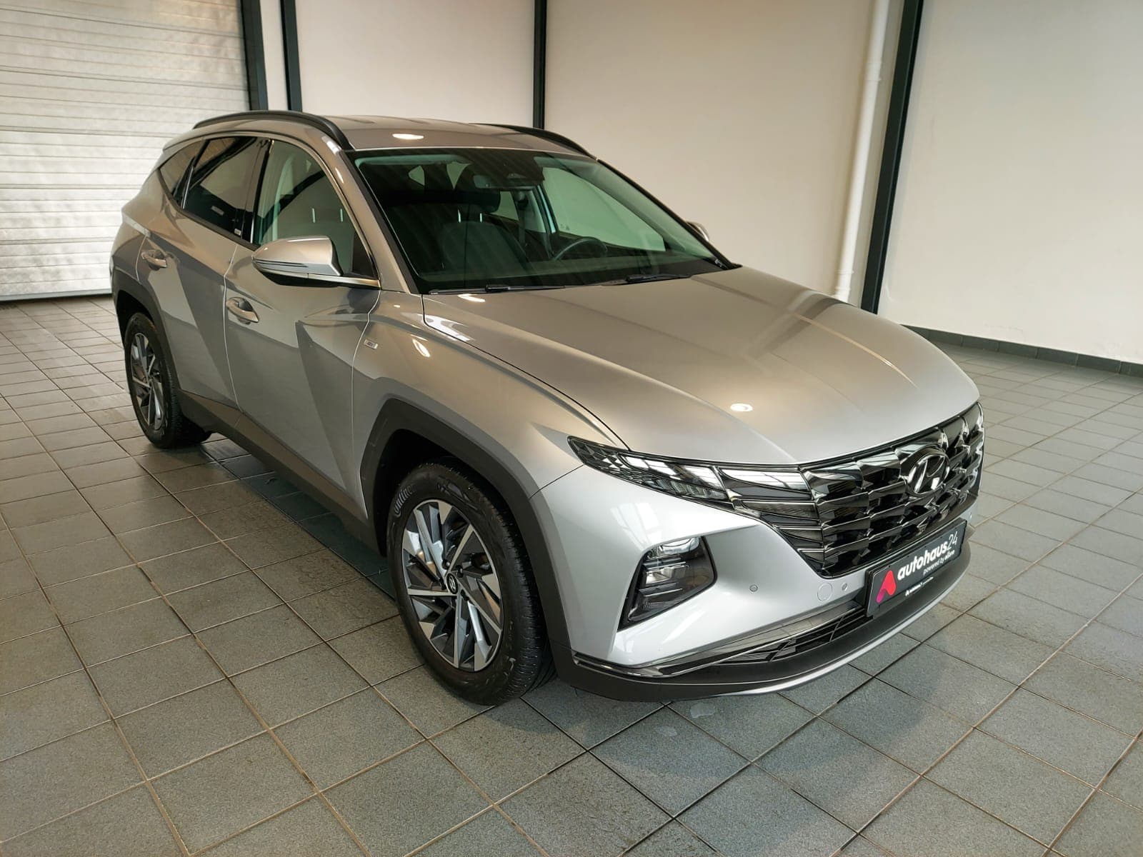Hyundai Tucson SUV / Crossover / Geländewagen HYUNDAI Tucson 1.6 T-GDI 48V Select Sports Utility Vehicle #1