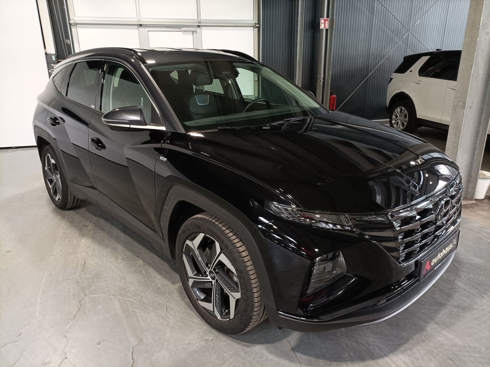 Hyundai Tucson SUV / Crossover / Geländewagen HYUNDAI Tucson 1.6 T-GDI 48V Select Sports Utility Vehicle #1