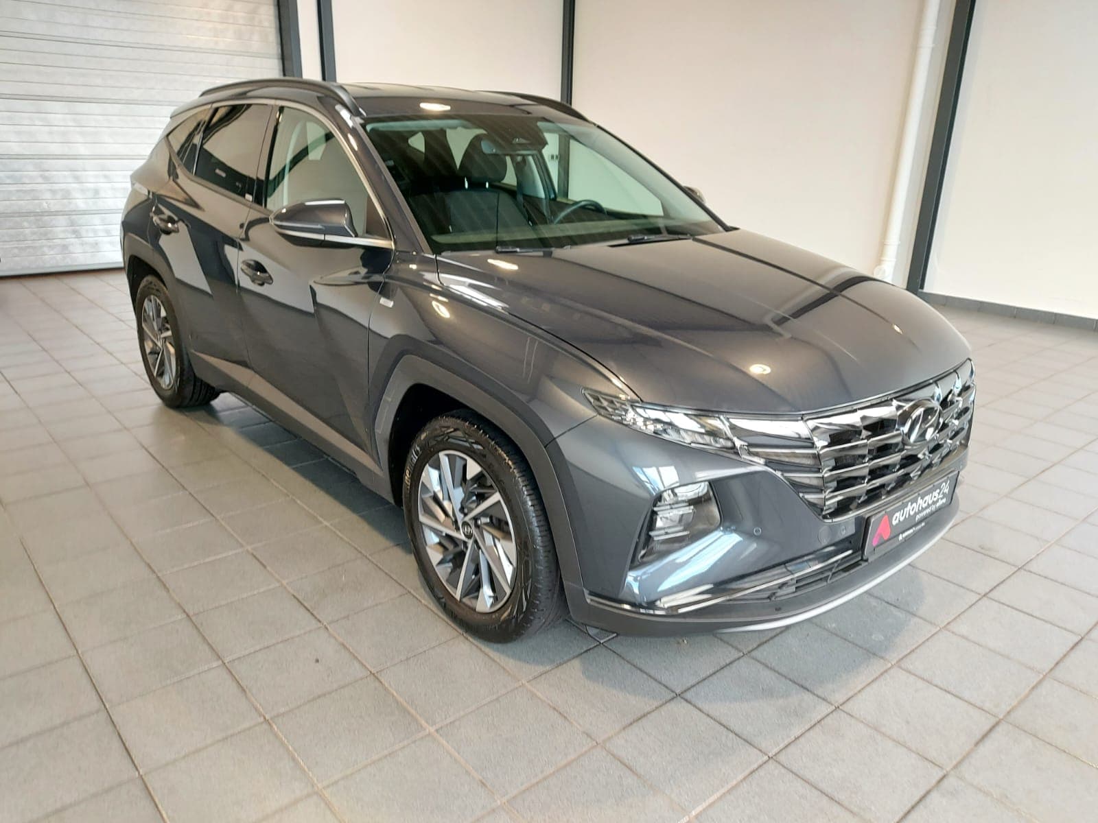 Hyundai Tucson SUV / Crossover / Geländewagen HYUNDAI Tucson 1.6 T-GDI 132kW 48V Select Sports Utility Vehicle #1