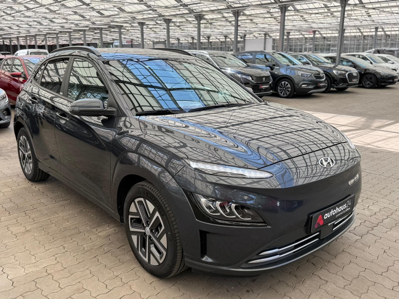 Hyundai Kona SUV / Crossover / Geländewagen HYUNDAI Kona ELEKTRO 150kW Select-Paket Sports Utility Vehicle #1