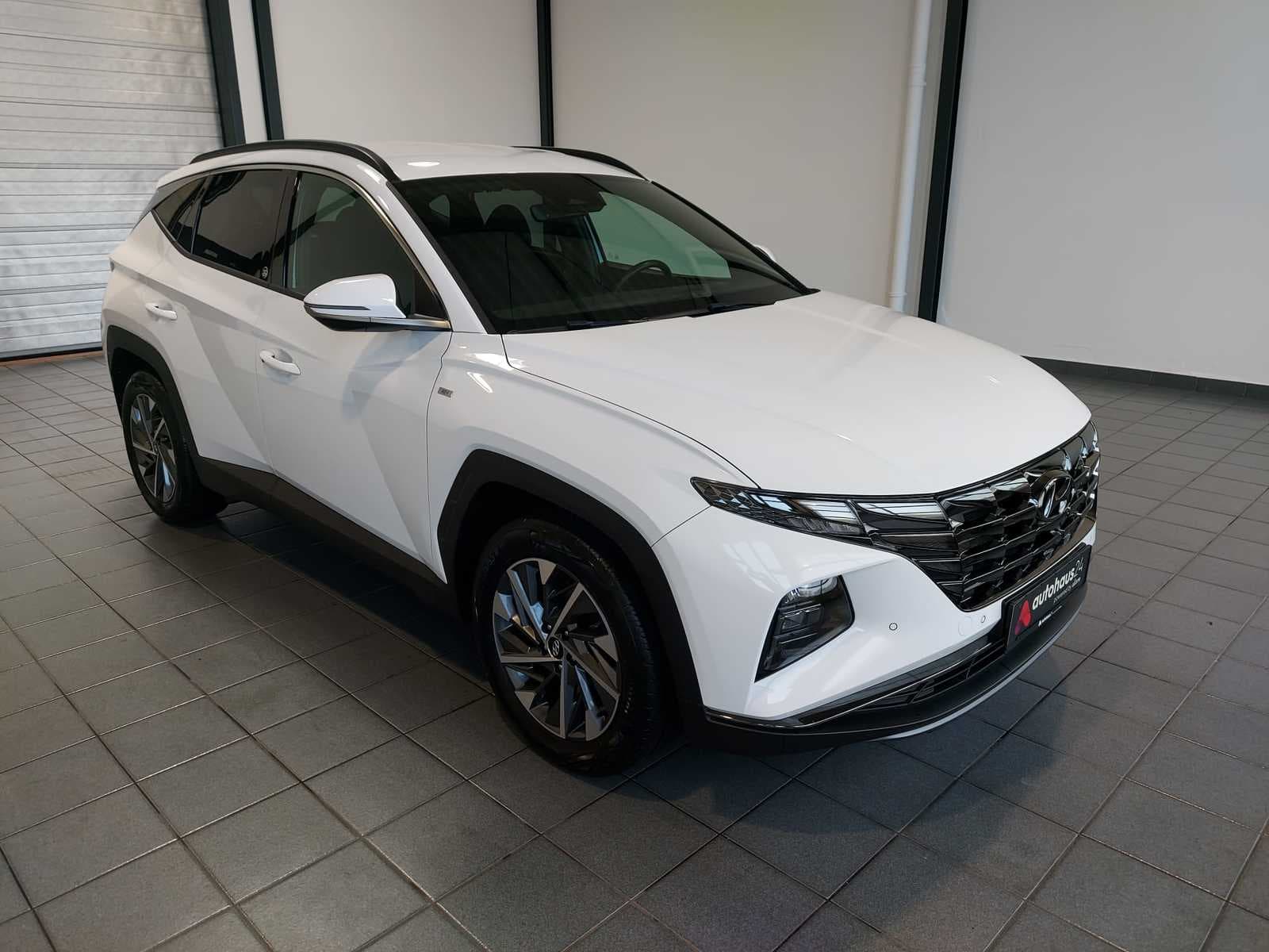 Hyundai Tucson SUV / Crossover / Geländewagen HYUNDAI Tucson 1.6 T-GDI 48V Select Sports Utility Vehicle #1