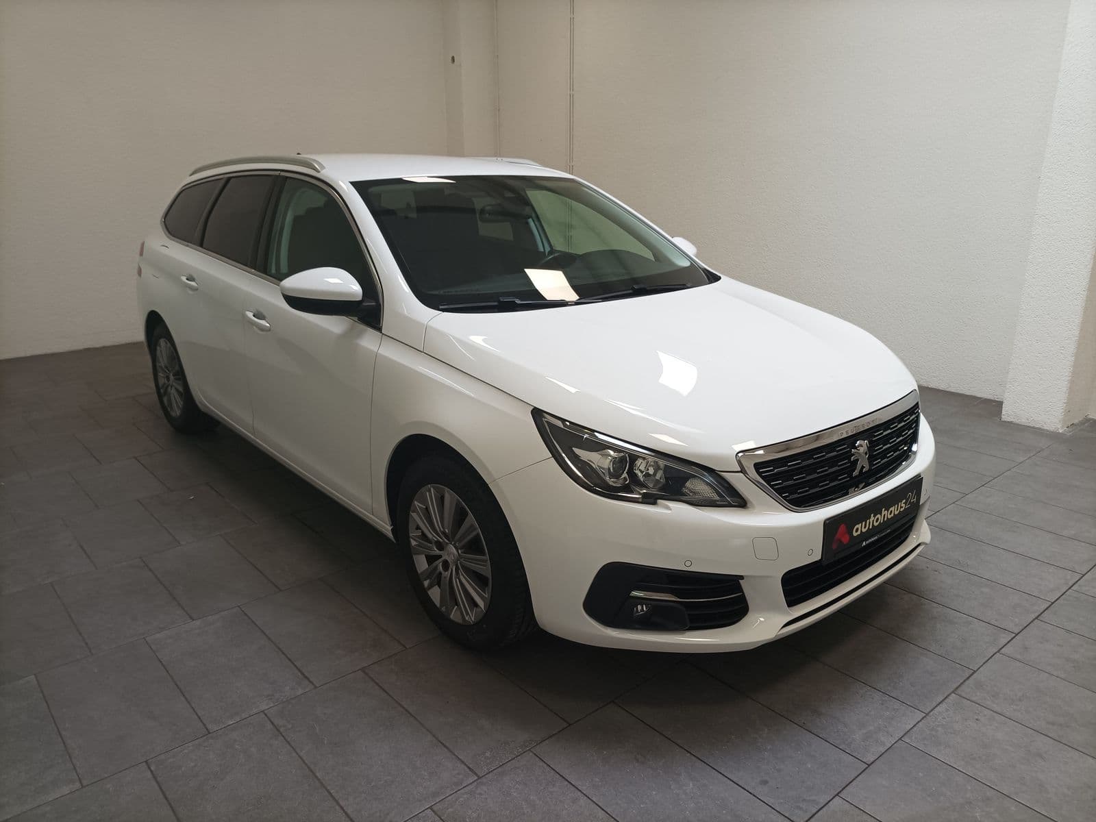 Peugeot 308 Kombi PEUGEOT 308 Access 130 e-THP Stop&Start Schräghecklimousine #1