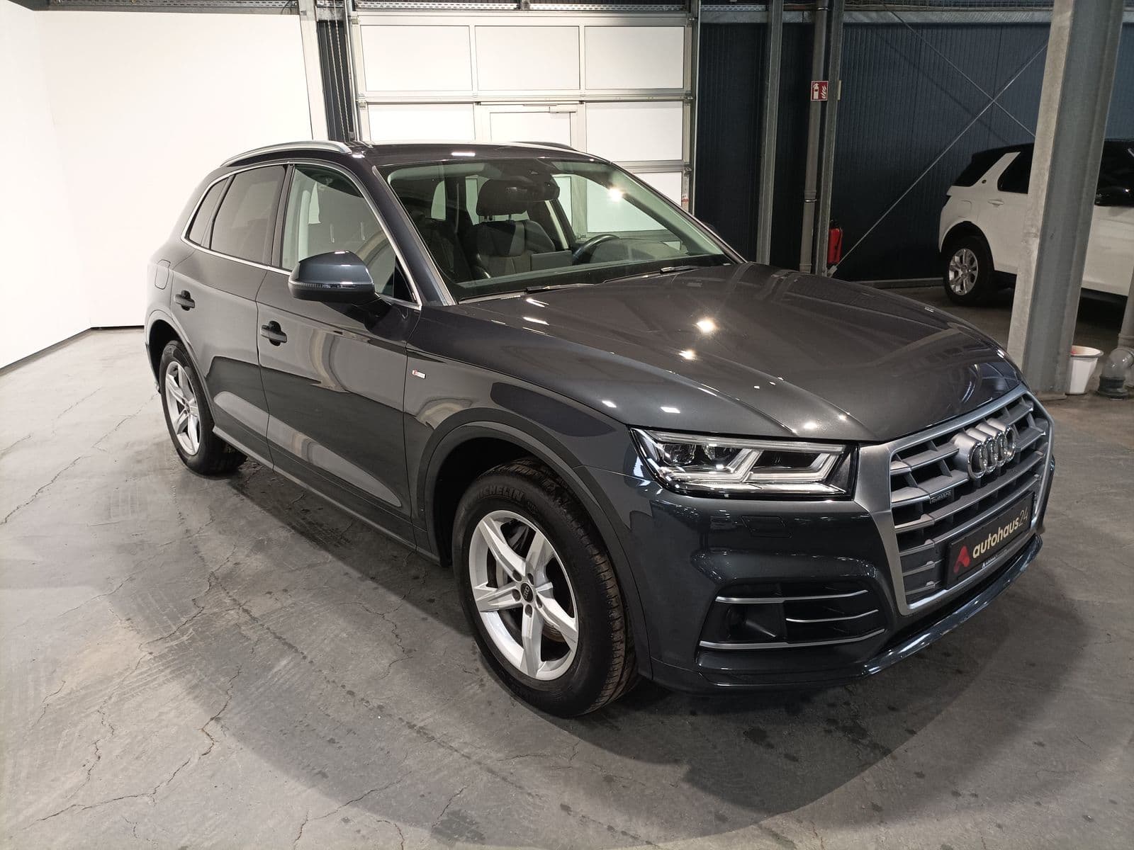 Audi Q5 SUV / Crossover / Geländewagen AUDI Q5 50 TFSI e S tronic quattro Sports Utility Vehicle #1
