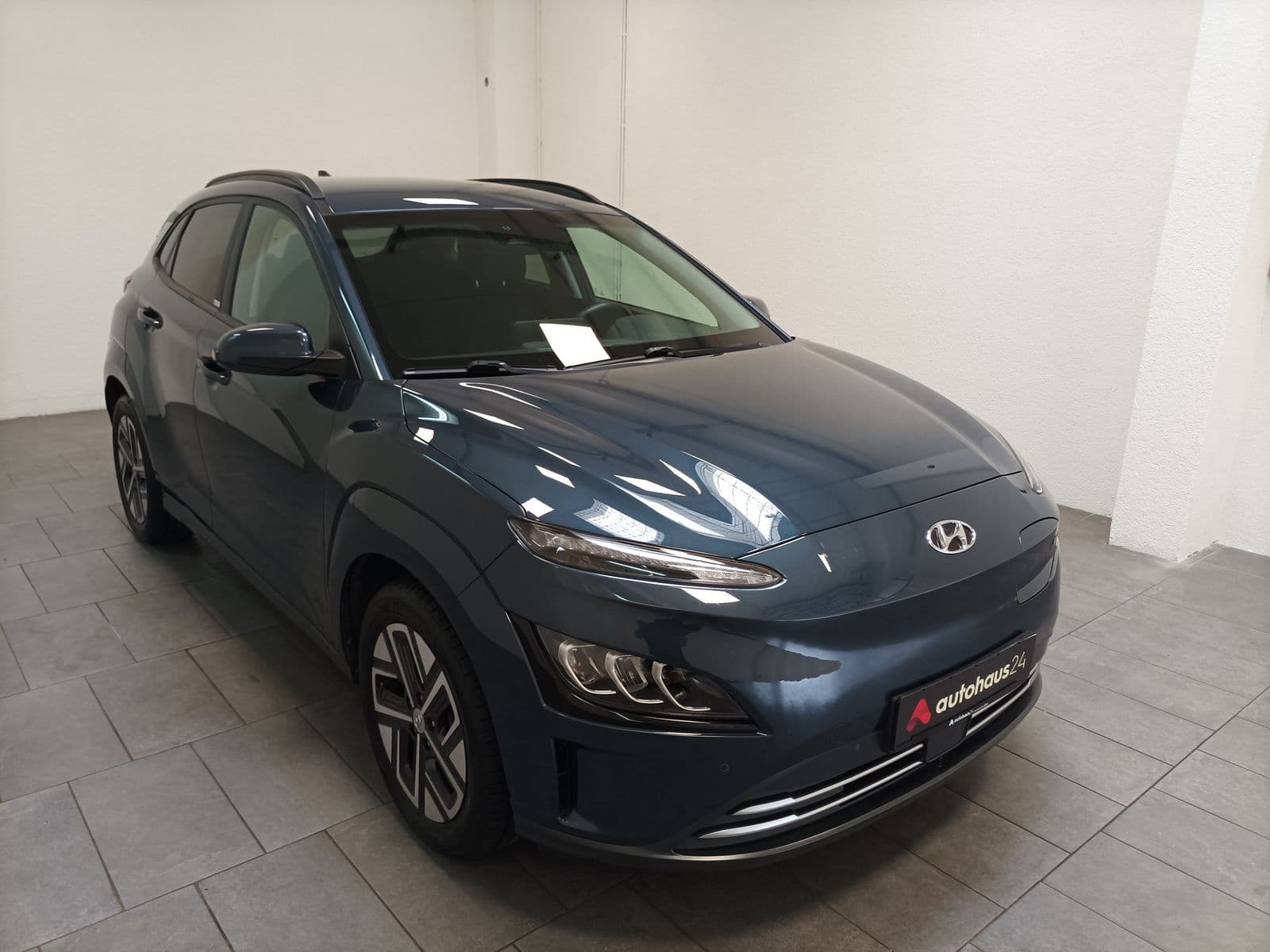 Hyundai Kona SUV / Crossover / Geländewagen HYUNDAI Kona ELEKTRO 150kW Select-Paket Sports Utility Vehicle #1