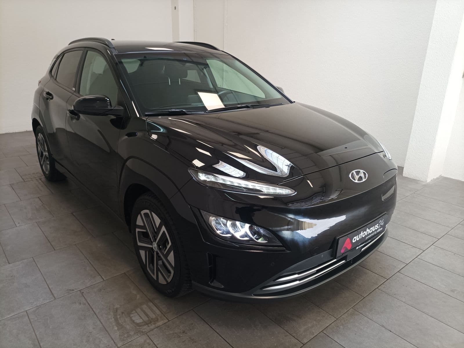 Hyundai Kona SUV / Crossover / Geländewagen HYUNDAI Kona ELEKTRO 150kW Select-Paket Sports Utility Vehicle #1