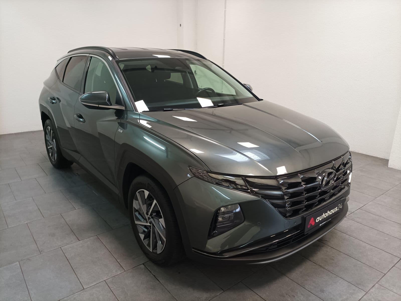 Hyundai Tucson SUV / Crossover / Geländewagen HYUNDAI Tucson 1.6 T-GDI 132kW 48V Select Sports Utility Vehicle #1