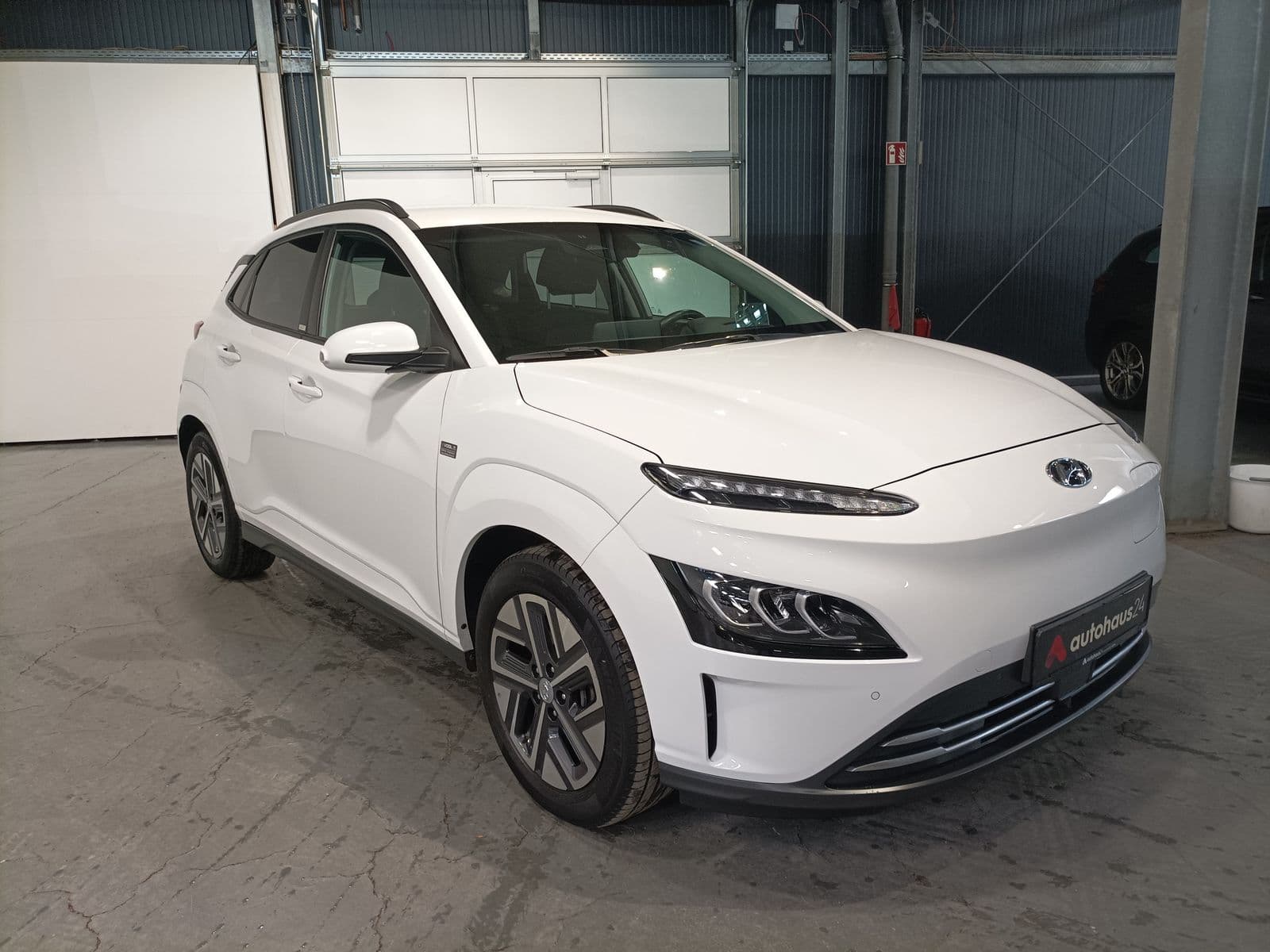 Hyundai Kona SUV / Crossover / Geländewagen HYUNDAI Kona ELEKTRO 100kW Sports Utility Vehicle #1