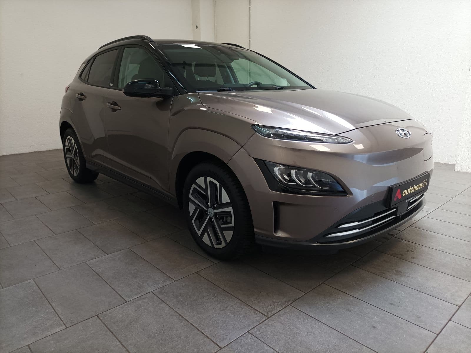 Hyundai Kona SUV / Crossover / Geländewagen HYUNDAI Kona ELEKTRO 150kW Select-Paket Sports Utility Vehicle #1