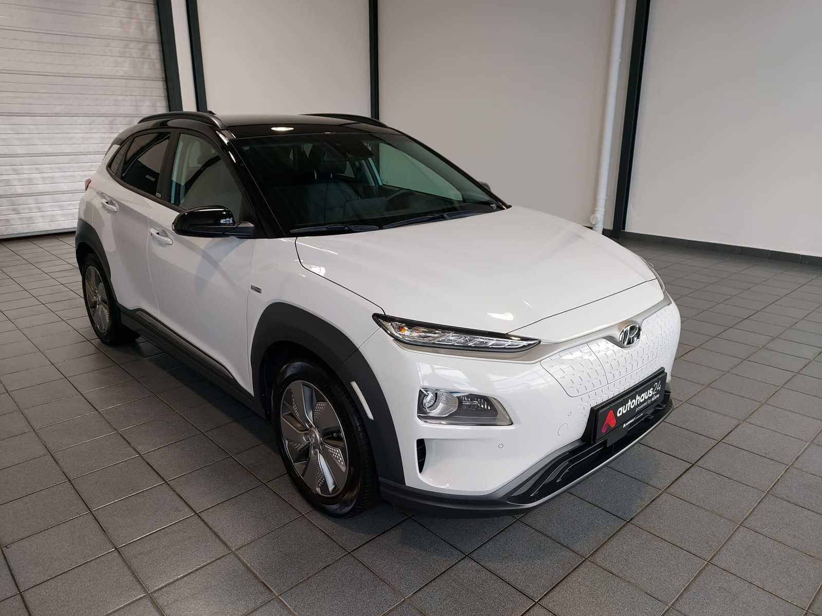 Hyundai Kona SUV / Crossover / Geländewagen HYUNDAI Kona ELEKTRO 150kW Select-Paket Sports Utility Vehicle #1