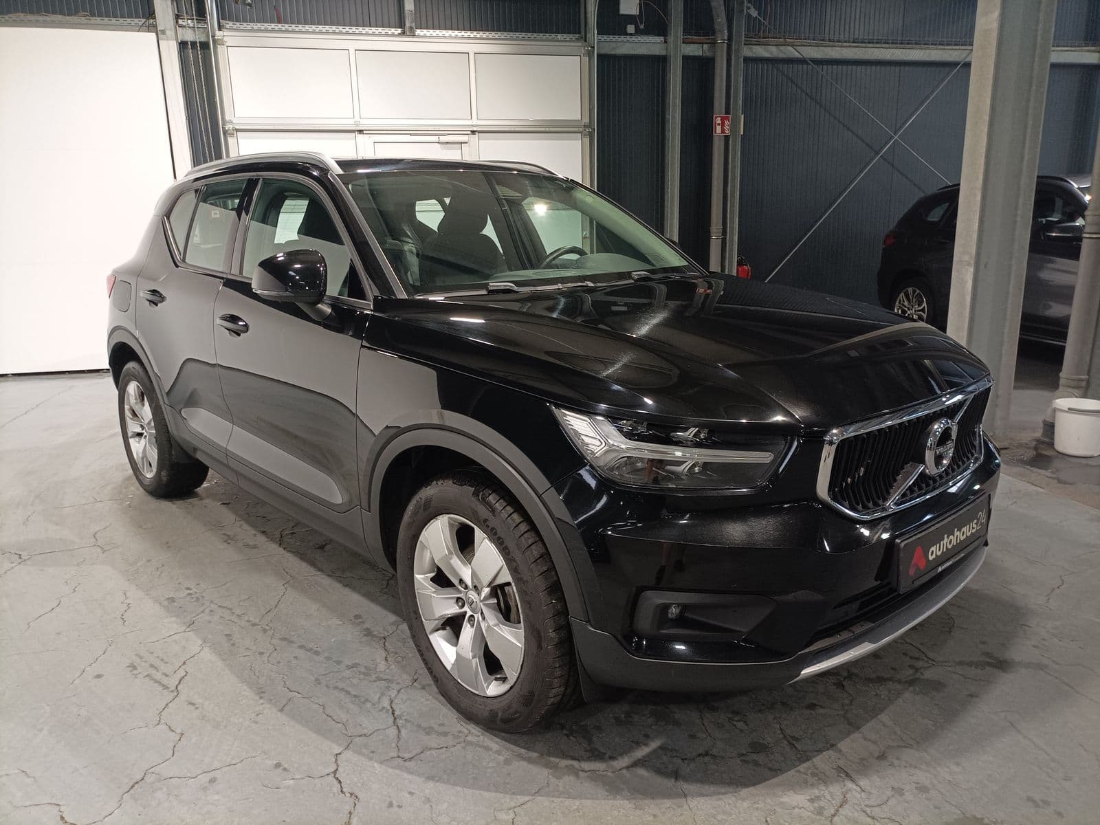 Volvo XC40 SUV / Crossover / Geländewagen VOLVO XC40 T3 Sports Utility Vehicle #1