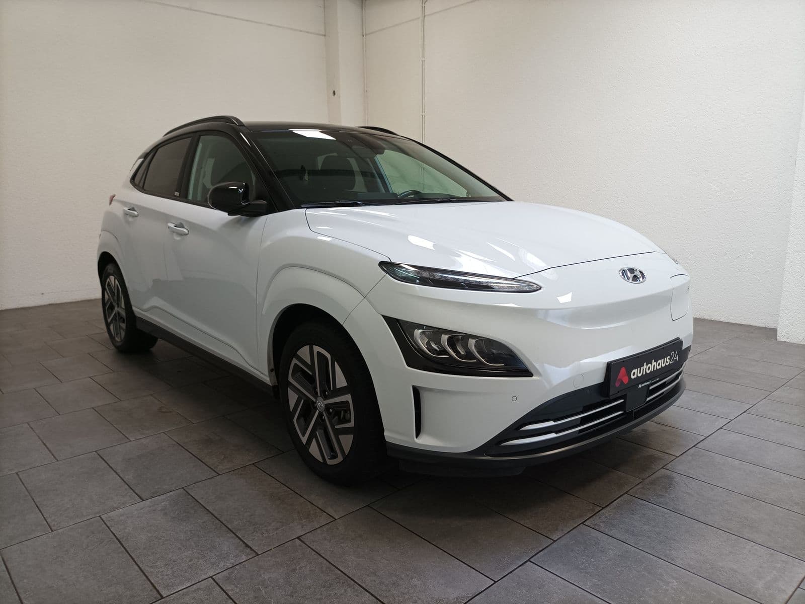 Hyundai Kona SUV / Crossover / Geländewagen HYUNDAI Kona ELEKTRO 150kW Select-Paket Sports Utility Vehicle #1