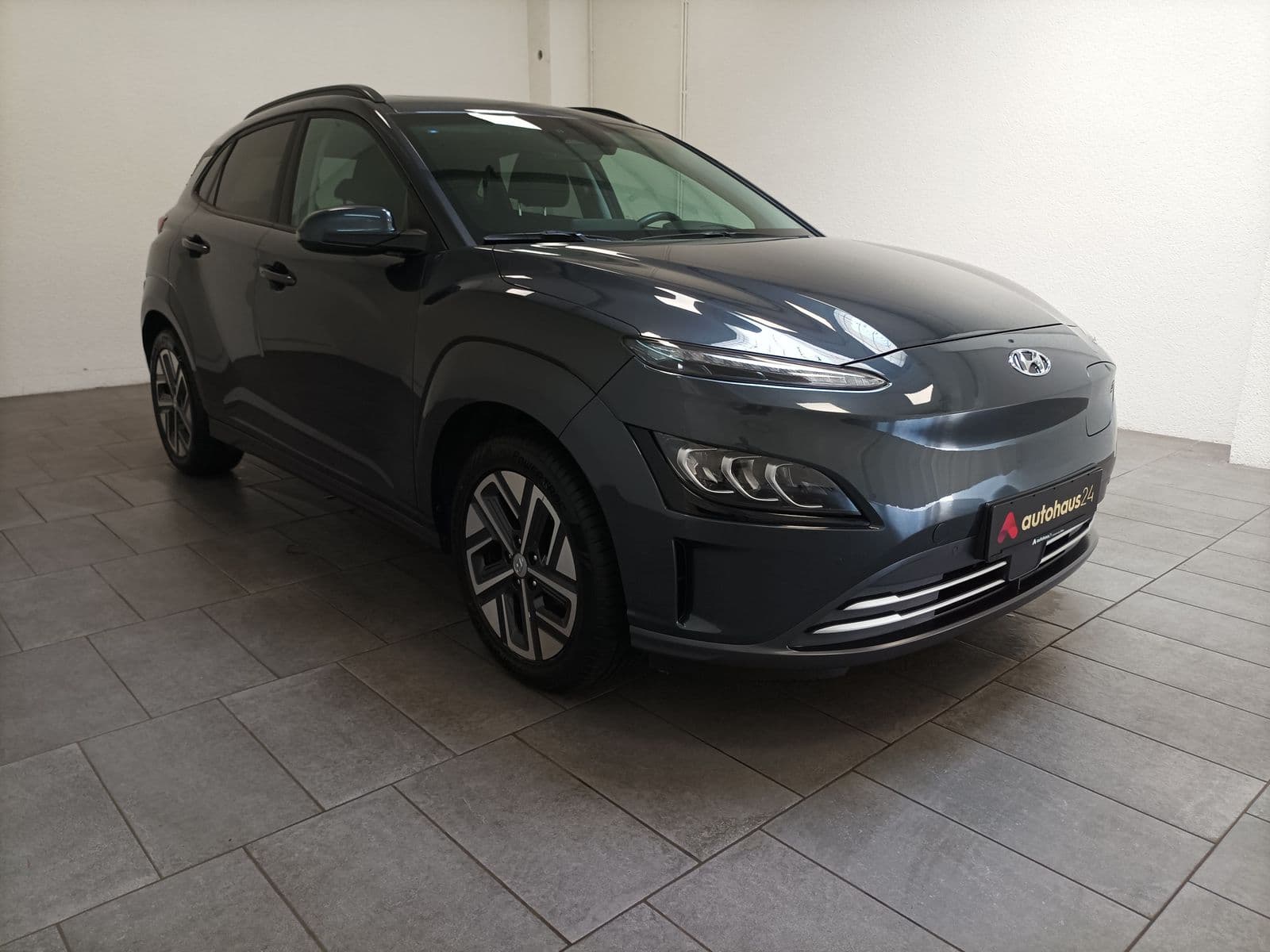 Hyundai Kona SUV / Crossover / Geländewagen HYUNDAI Kona ELEKTRO 100kW Sports Utility Vehicle #1