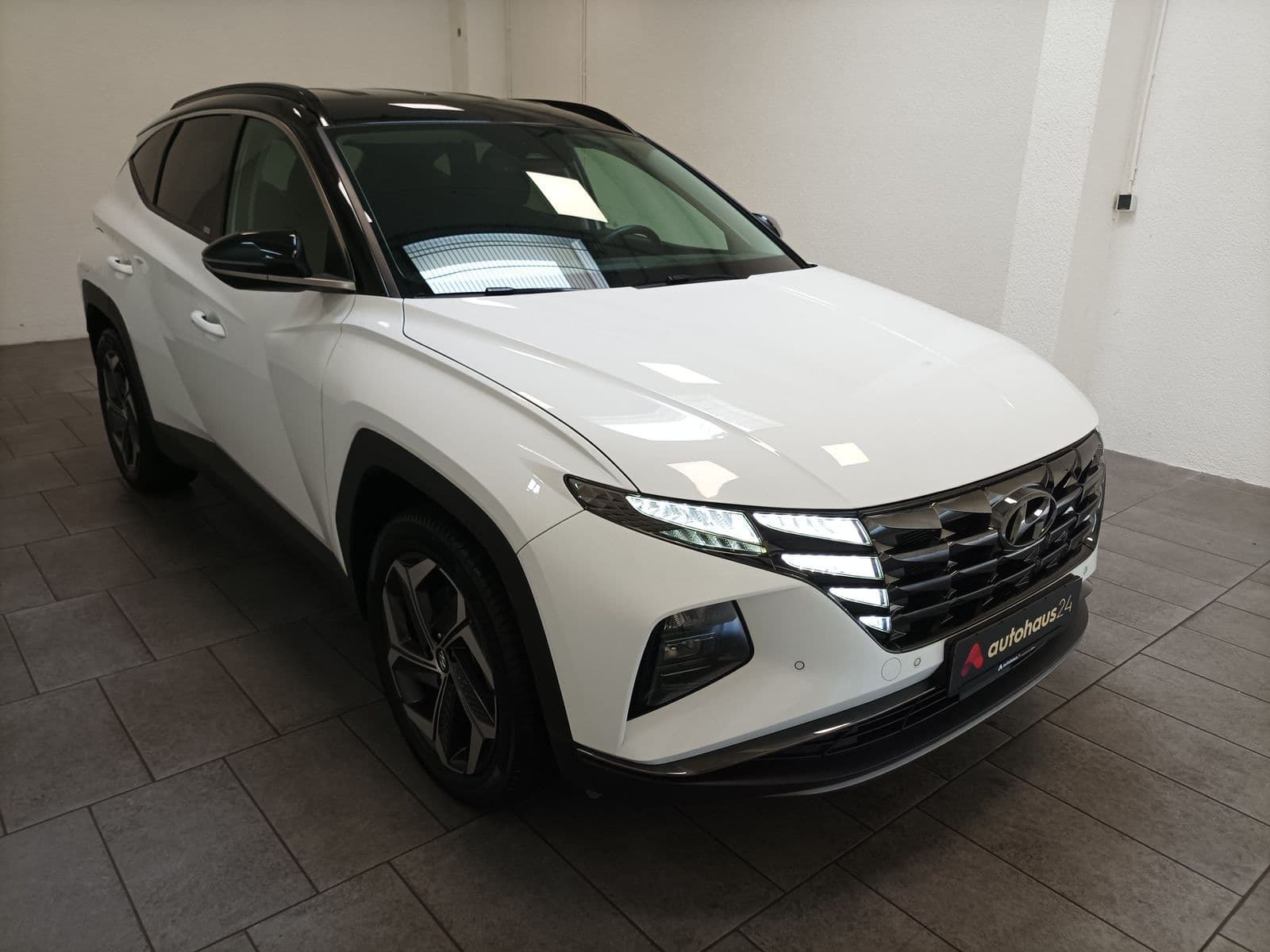 Hyundai Tucson SUV / Crossover / Geländewagen HYUNDAI Tucson 1.6 T-GDI Plug-in Hybrid 4WD Auto Sports Utility Vehicle #1