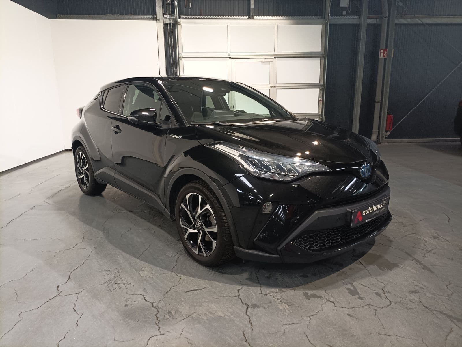 Toyota C-HR SUV / Crossover / Geländewagen TOYOTA C-HR 2.0-l-VVTi Hybrid Business Edition Sports Utility Vehicle #1