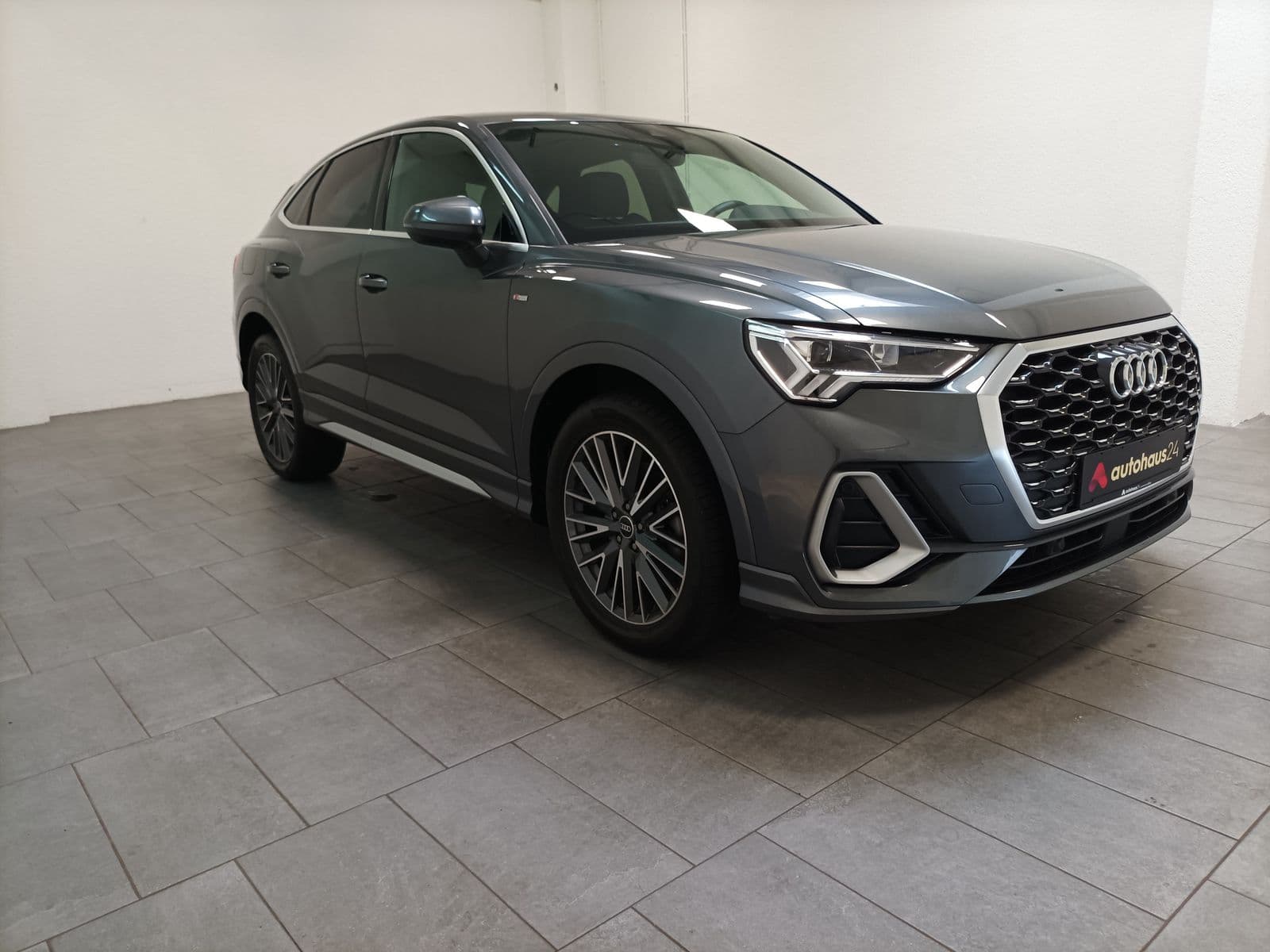 Audi Q3 SUV / Crossover / Geländewagen AUDI Q3 Sportback 45 TFSI e S tronic Sports Utility Vehicle #1