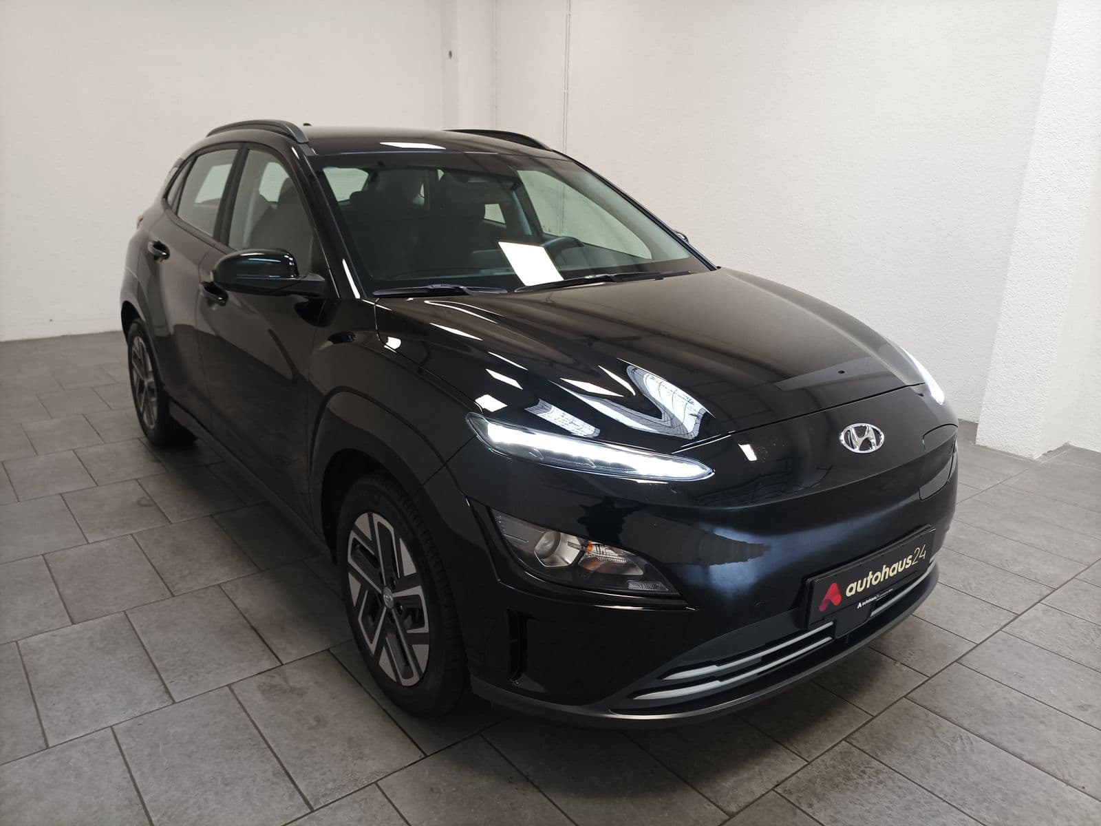 Hyundai Kona SUV / Crossover / Geländewagen HYUNDAI Kona ELEKTRO 100kW Sports Utility Vehicle #1