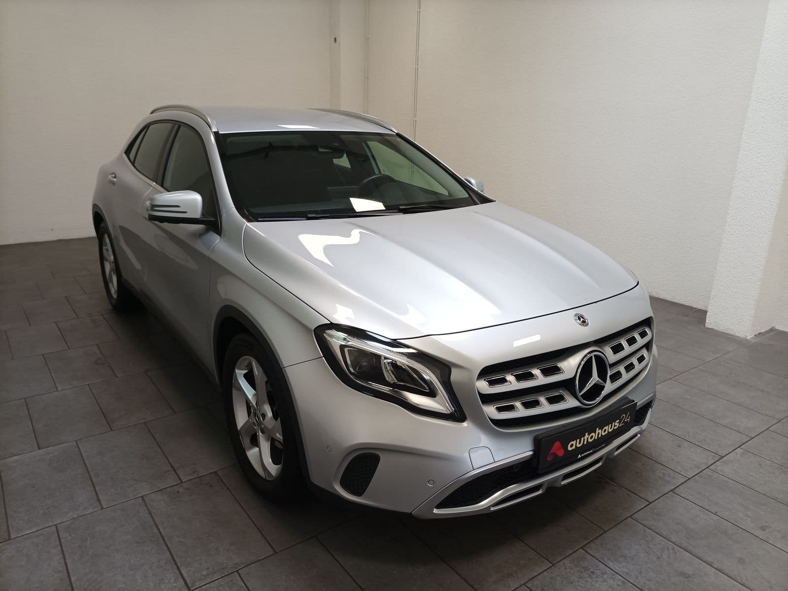 Mercedes-Benz GLA-Klasse SUV / Crossover / Geländewagen MERCEDES GLA-Klasse GLA 200 Sports Utility Vehicle #1