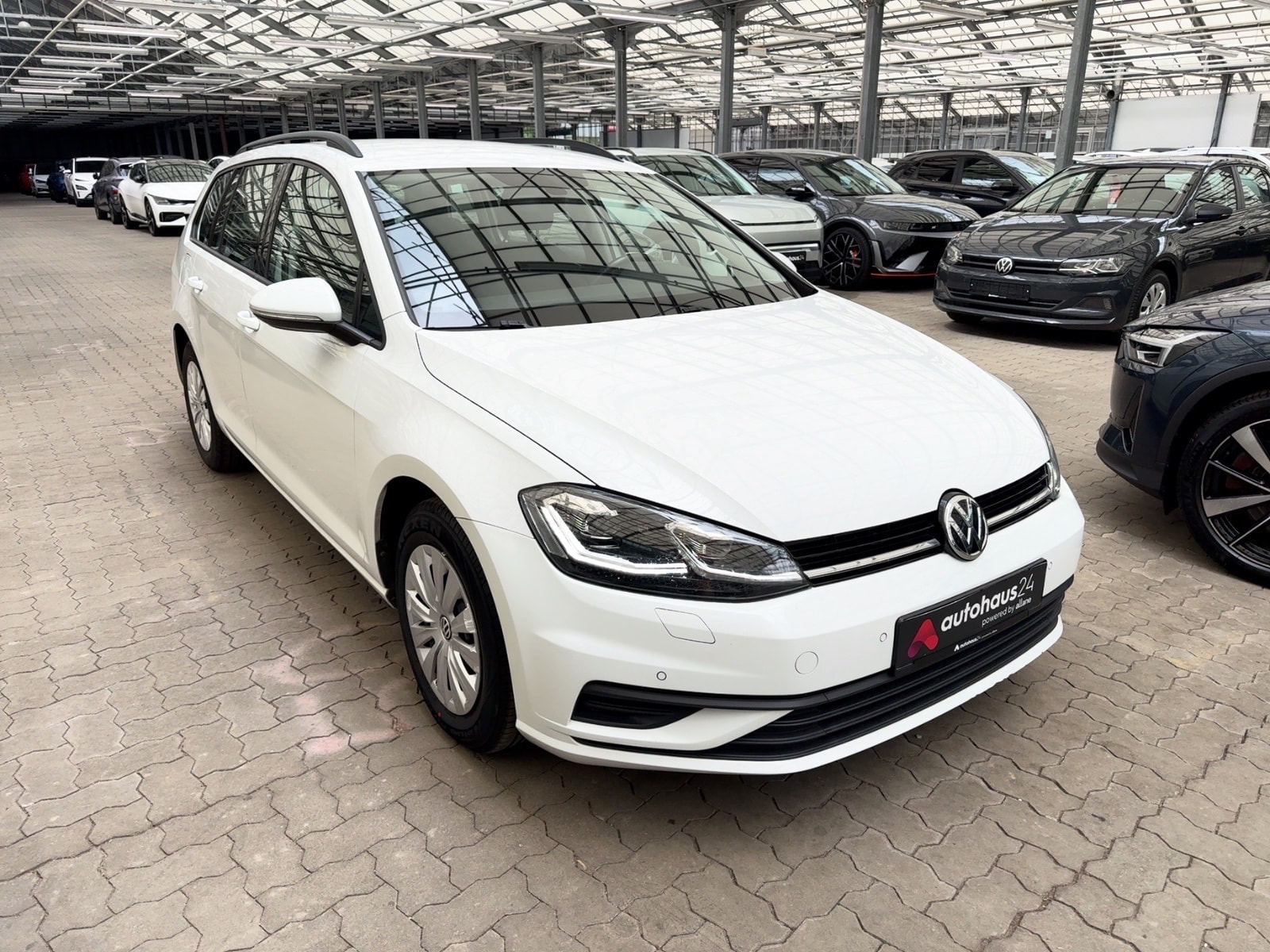 Volkswagen Golf Kombi VOLKSWAGEN Golf 1.6 TDI SCR Trendline Variant Kombi #1