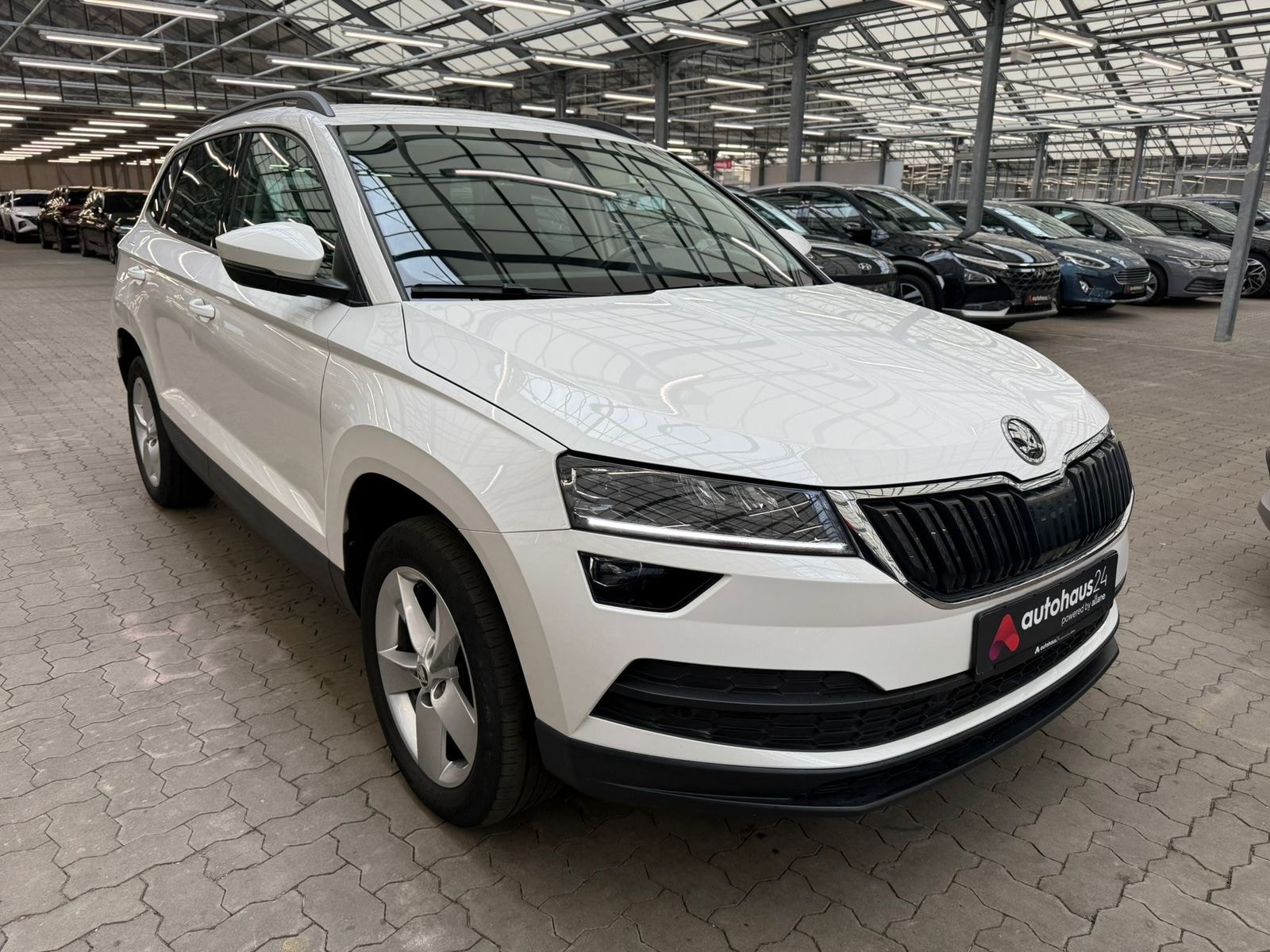 ŠKODA Karoq SUV / Crossover / Geländewagen SKODA Karoq 1.6 TDI SCR AMBITION Sports Utility Vehicle #1
