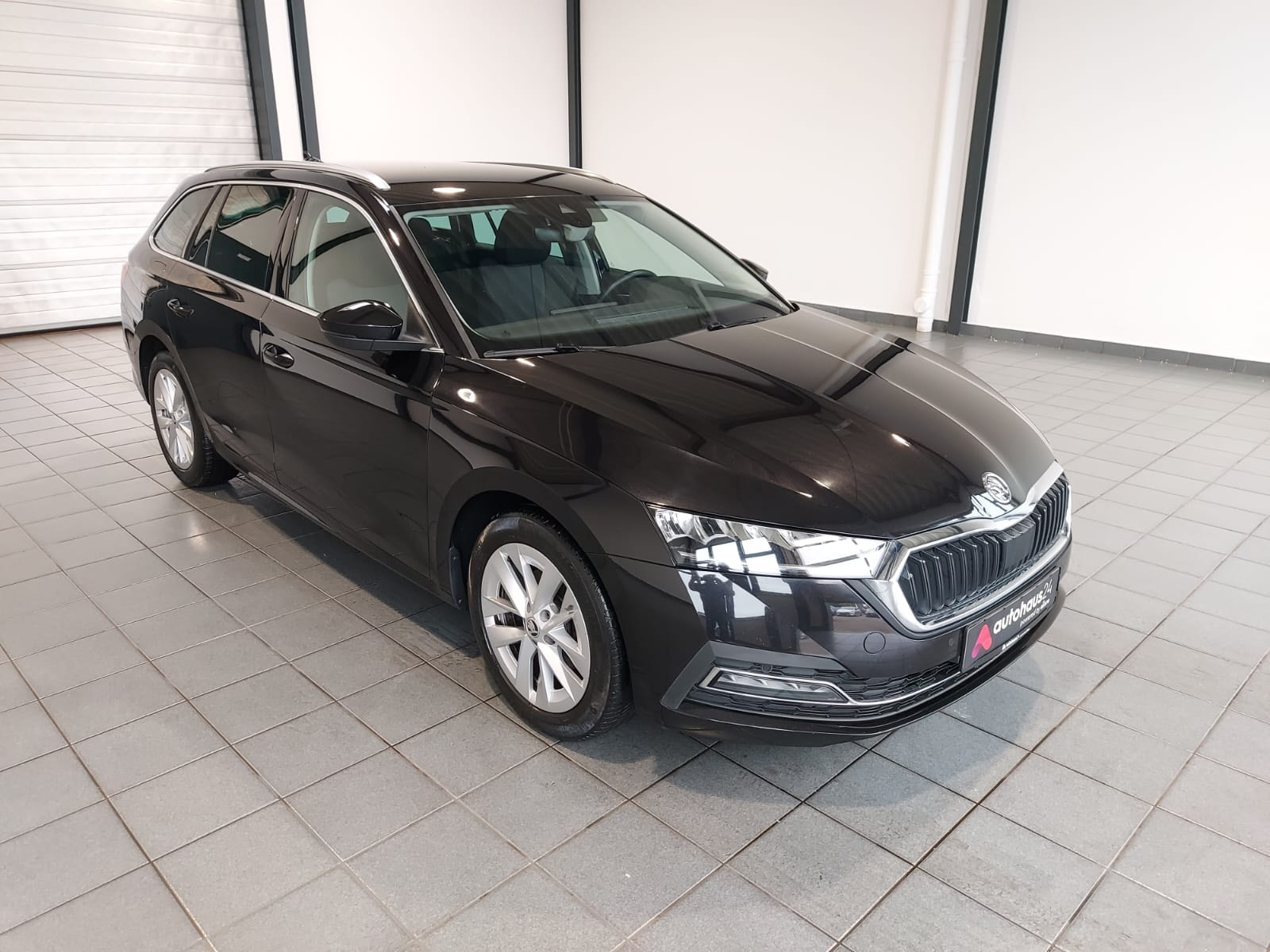 ŠKODA Octavia Kombi SKODA Octavia 2.0 TDI SCR 110kW DSG FIRST EDIT. COMBI Kombi #1