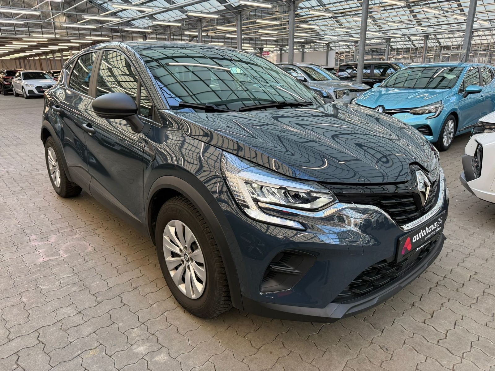 Renault Captur SUV / Crossover / Geländewagen RENAULT Captur TCe 100 Life Sports Utility Vehicle #1