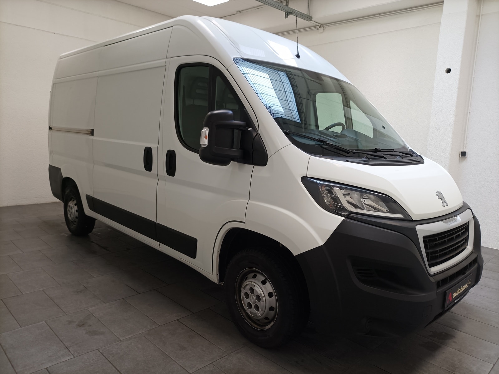 Peugeot Boxer Transporter PEUGEOT Boxer 335 L2H2 2.2BLUEHDI 103KW Pro Kastenwagen #1