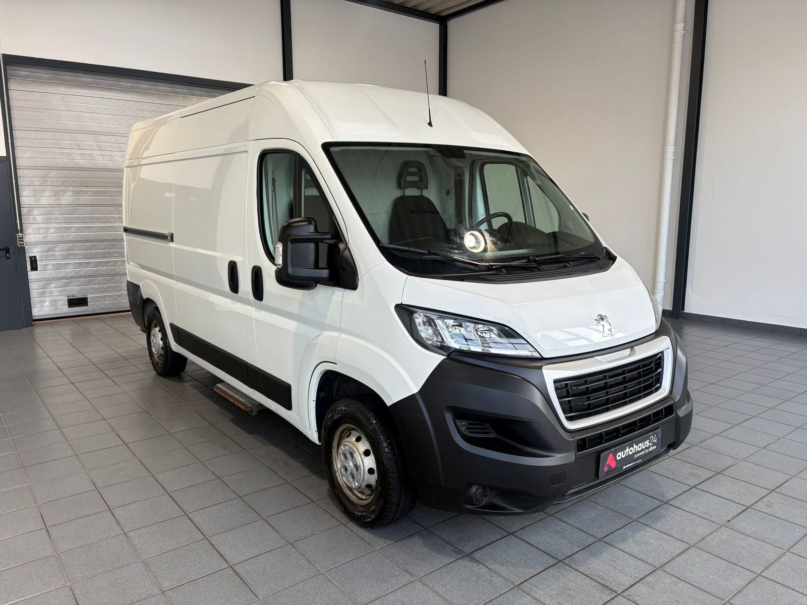 Peugeot Boxer Transporter PEUGEOT Boxer 335 L2H2 2.2BLUEHDI 103KW Pro Kastenwagen #1