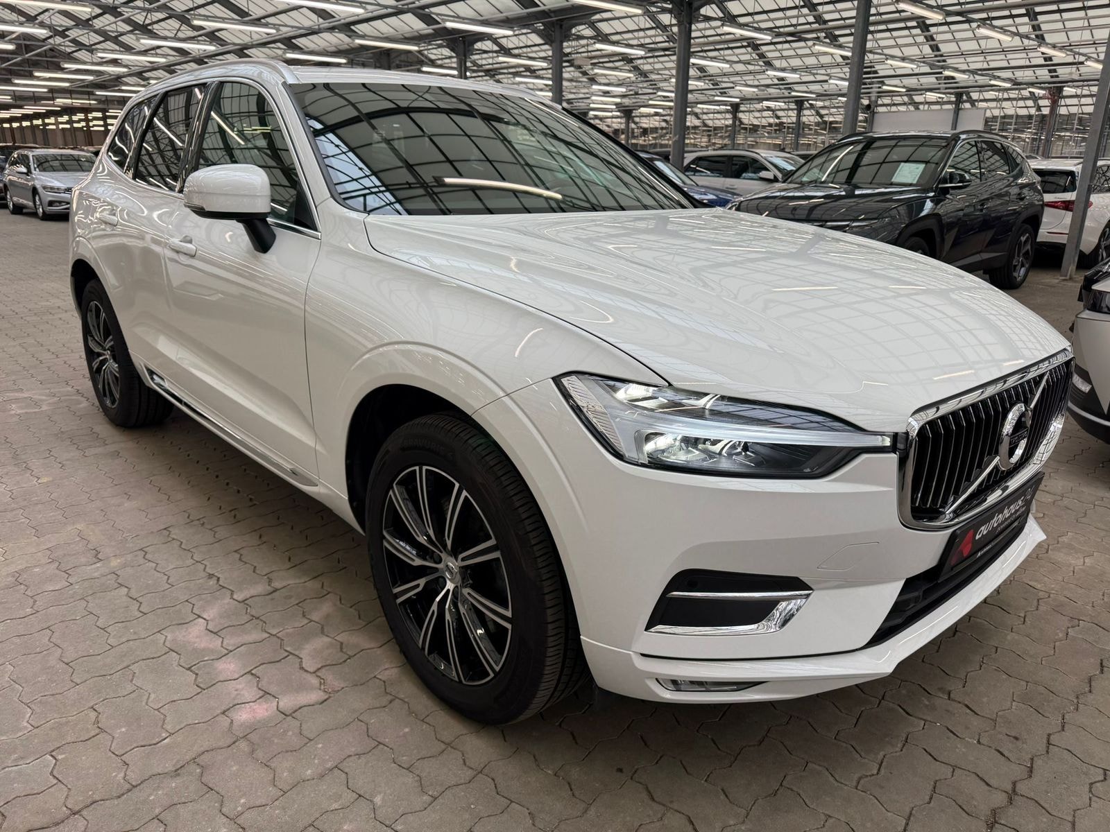 Volvo XC60 SUV / Crossover / Geländewagen VOLVO XC60 B4 Inscription Geartronic Sports Utility Vehicle #1