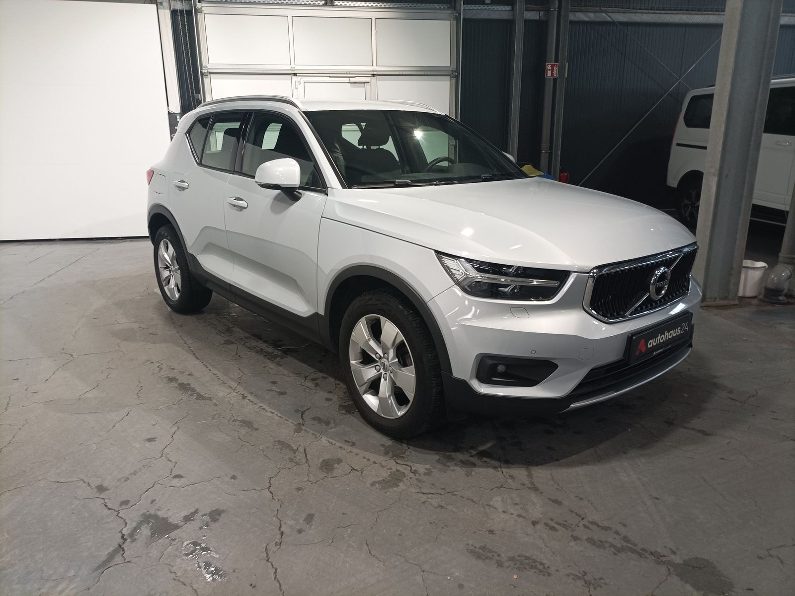 Volvo XC40 SUV / Crossover / Geländewagen VOLVO XC40 T3 Momentum Pro Geartronic Sports Utility Vehicle #1