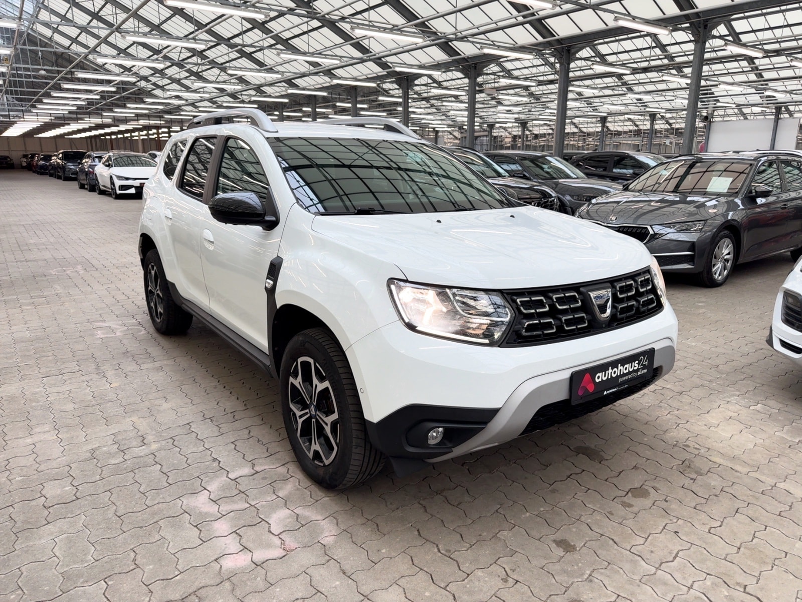 Dacia Duster SUV / Crossover / Geländewagen DACIA Duster TCe 150 2WD Celebration Sports Utility Vehicle #1
