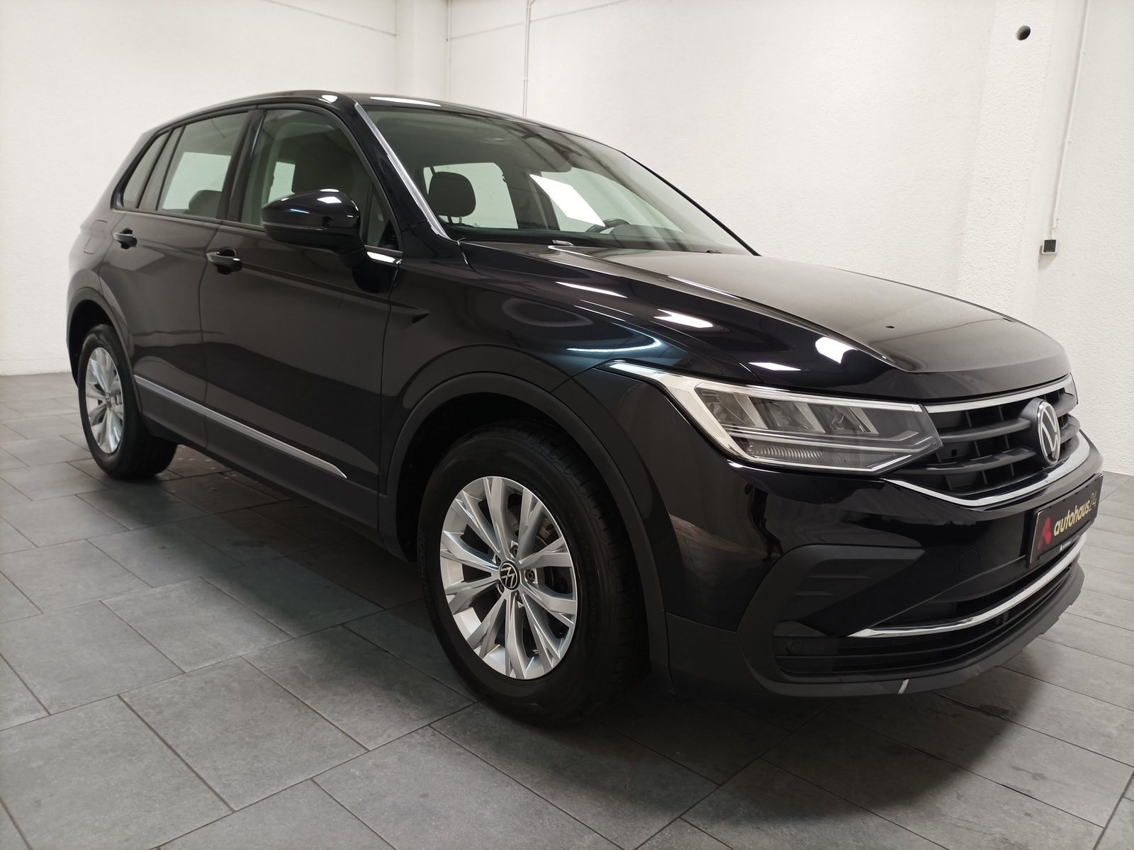 Volkswagen Tiguan SUV / Crossover / Geländewagen VOLKSWAGEN Tiguan 2.0 TDI SCR DSG Sports Utility Vehicle #1