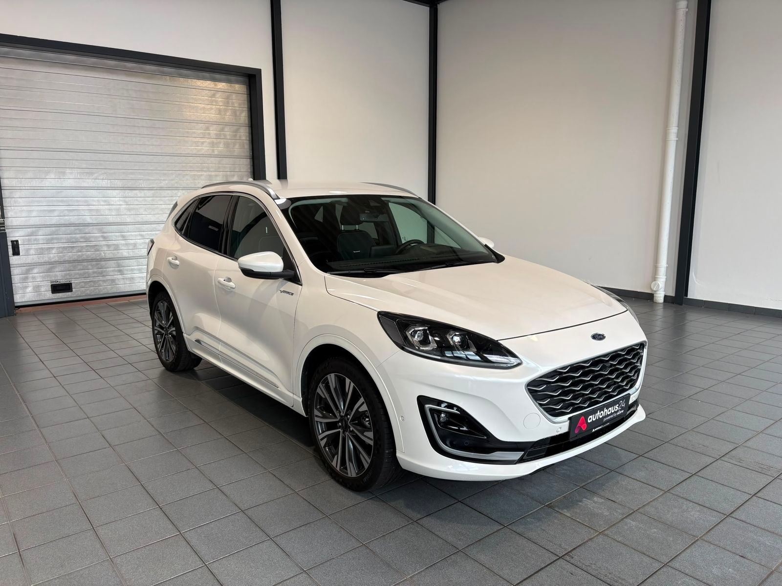 Ford Kuga SUV / Crossover / Geländewagen FORD Kuga 2.0 EcoBlue 140kW Auto Vignale Sports Utility Vehicle #1