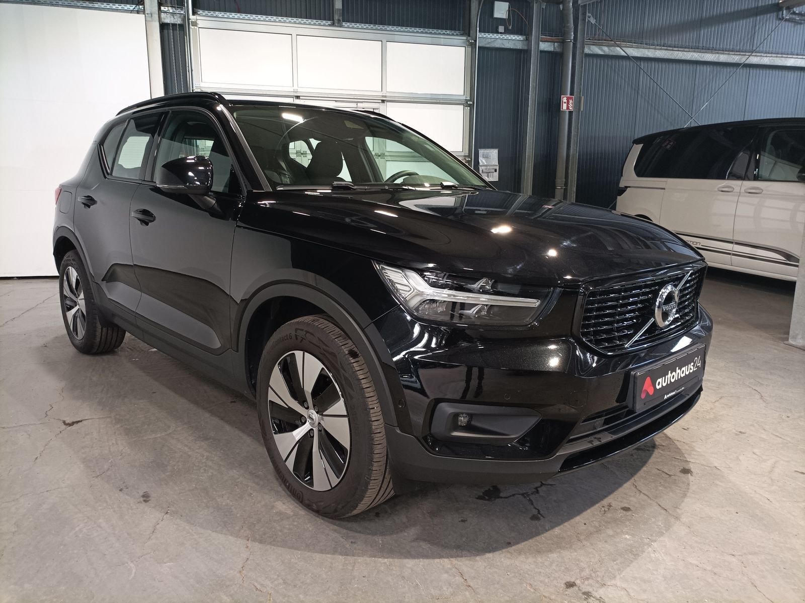 Volvo XC40 SUV / Crossover / Geländewagen VOLVO XC40 T4 Recharge Design Expression Sports Utility Vehicle #1