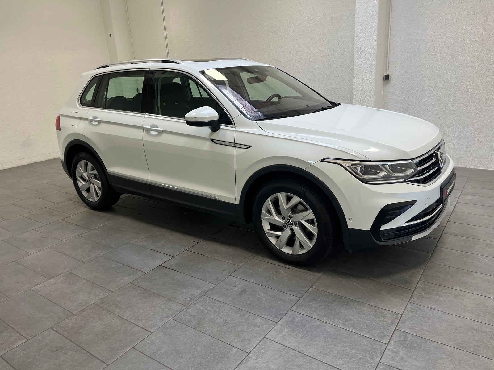 Volkswagen Tiguan SUV / Crossover / Geländewagen VOLKSWAGEN Tiguan 2.0 TDI SCR DSG Elegance Sports Utility Vehicle #1
