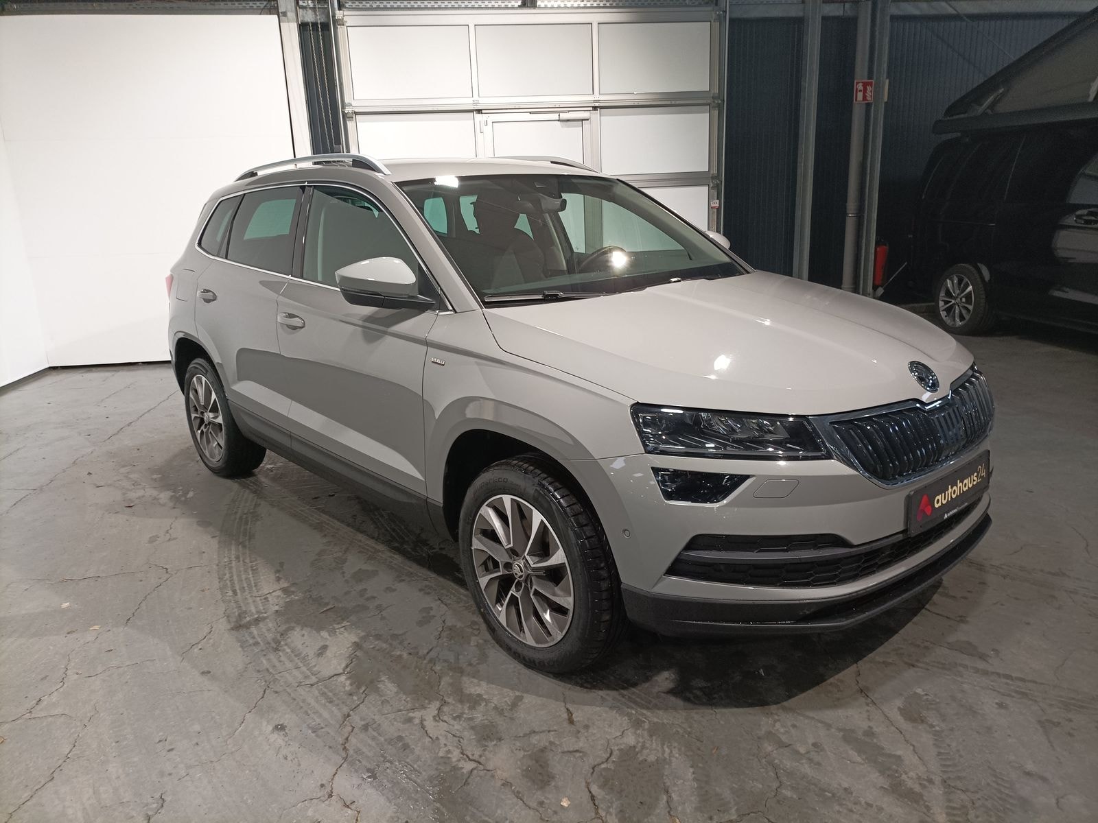 ŠKODA Karoq SUV / Crossover / Geländewagen SKODA Karoq 1.5l TSI ACT DSG CLEVER Sports Utility Vehicle #1