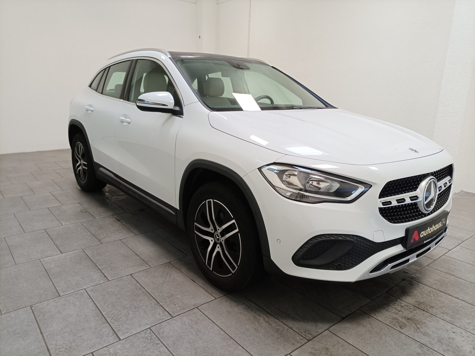 Mercedes-Benz GLA-Klasse SUV / Crossover / Geländewagen MERCEDES GLA GLA 200 DCT Sports Utility Vehicle #1