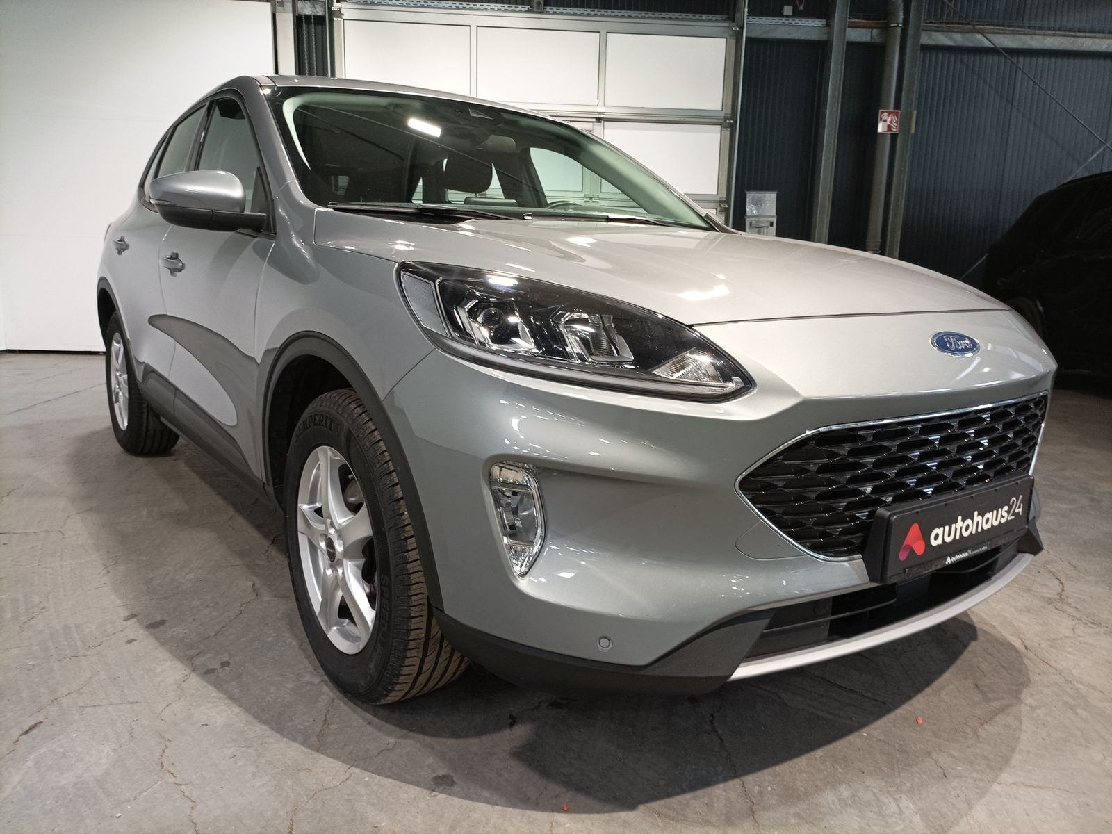 Ford Kuga SUV / Crossover / Geländewagen FORD Kuga 2.0 EcoBlue Auto Cool & Connect Sports Utility Vehicle #1