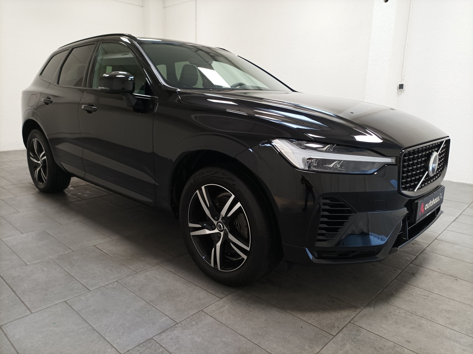 Volvo XC60 SUV / Crossover / Geländewagen VOLVO XC60 T6 AWD Recharge R Design Geartronic Sports Utility Vehicle #1