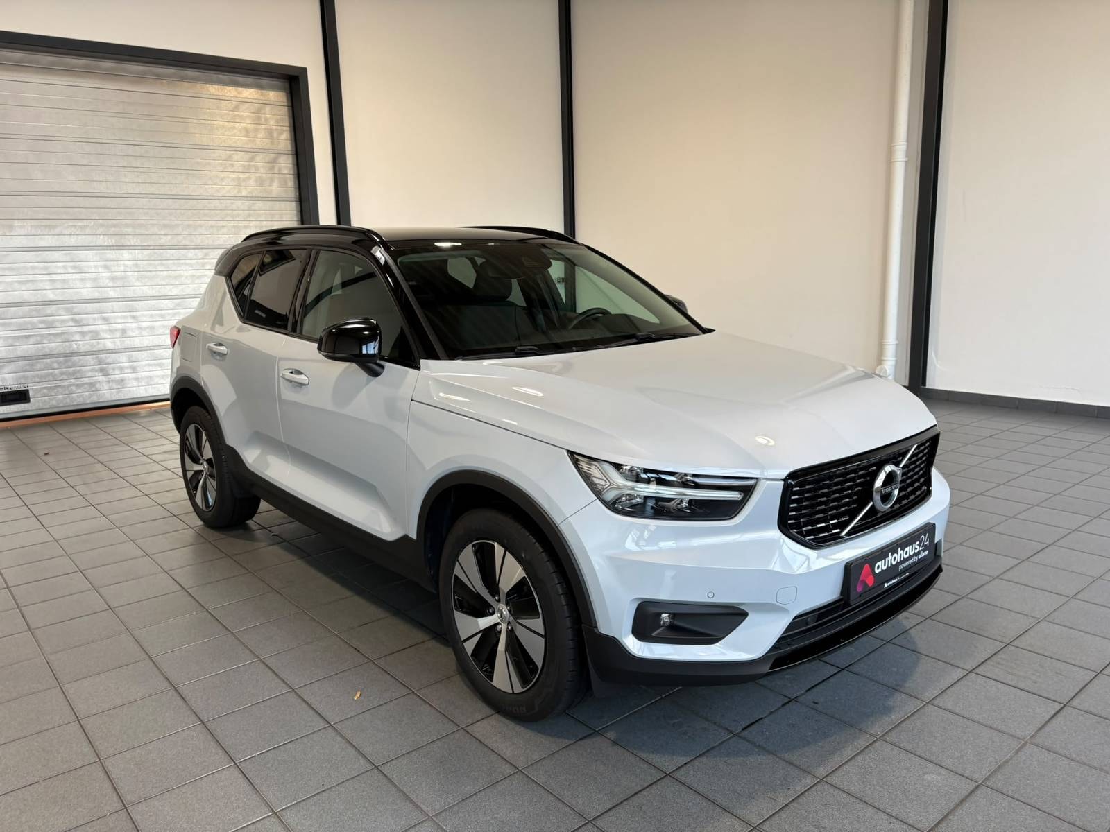 Volvo XC40 SUV / Crossover / Geländewagen VOLVO XC40 T5 Recharge Design Expression Sports Utility Vehicle #1