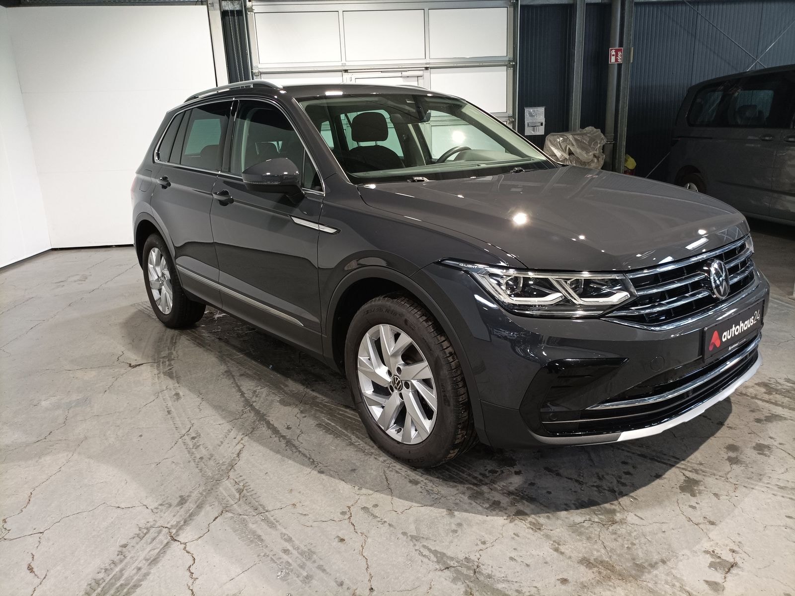 Volkswagen Tiguan SUV / Crossover / Geländewagen VOLKSWAGEN Tiguan 2.0 TDI SCR 147kW DSG 4MOTION Elegance Sports Utility Vehicle #1