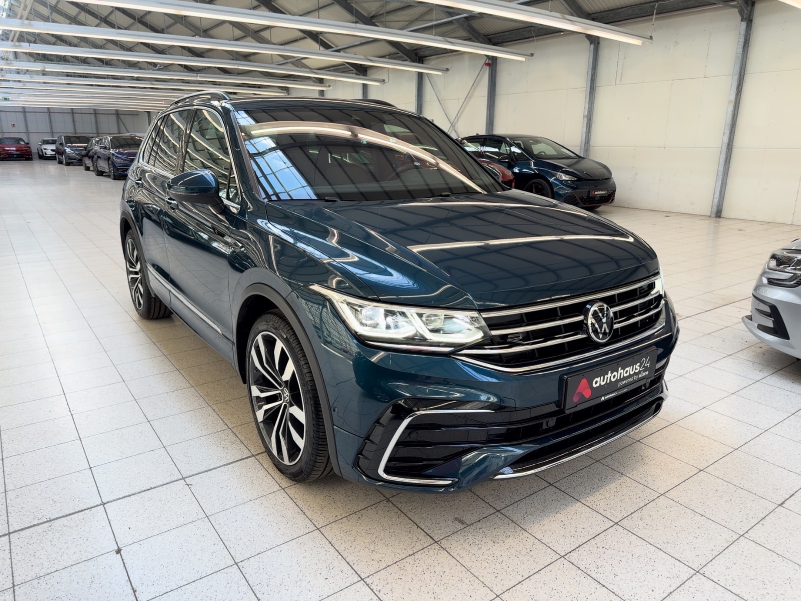 Volkswagen Tiguan SUV / Crossover / Geländewagen VOLKSWAGEN Tiguan 2.0 TDI SCR R-Line Sports Utility Vehicle #1