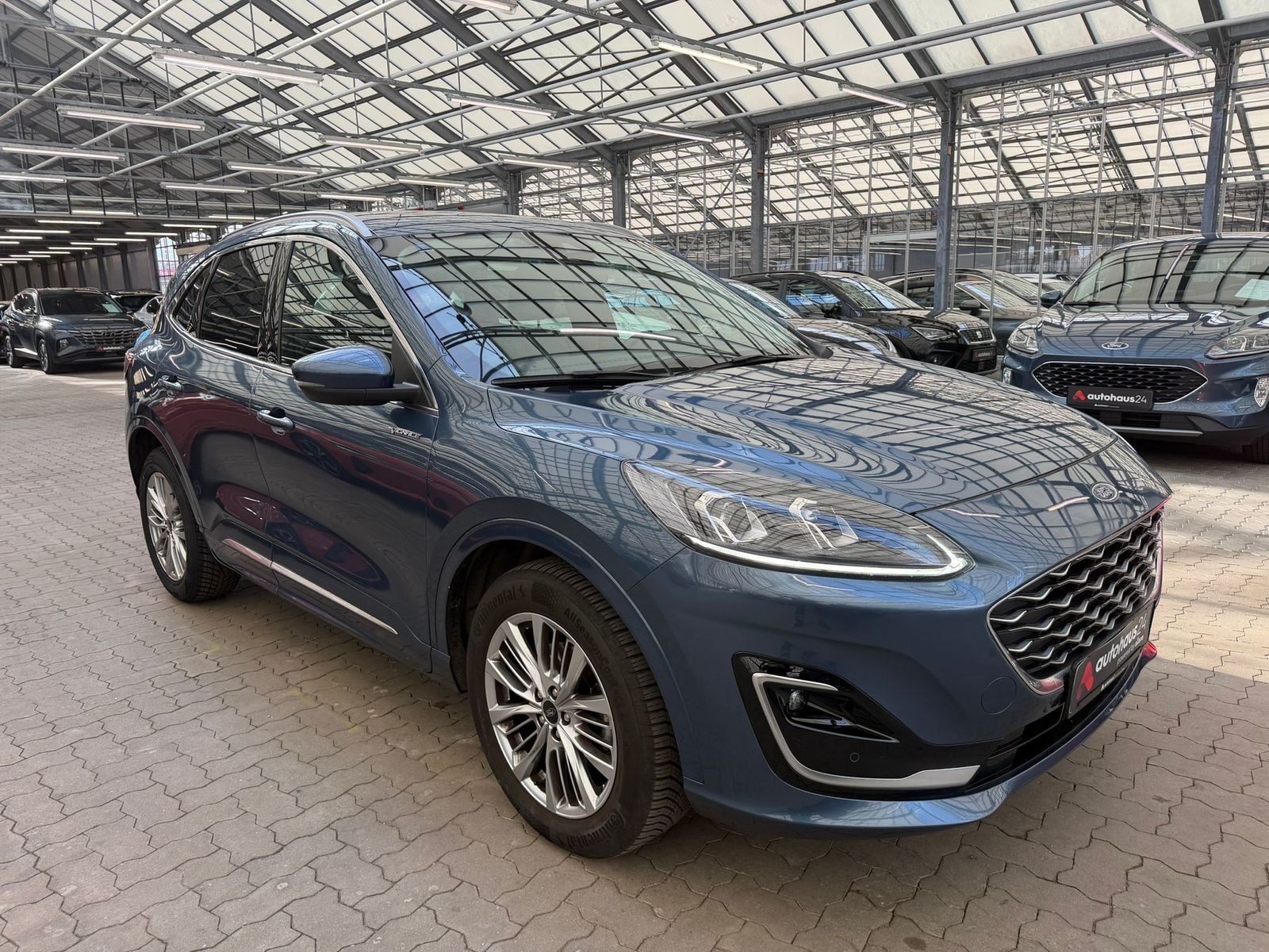 Ford Kuga SUV / Crossover / Geländewagen FORD Kuga 1.5 EcoBoost 110kW Vignale Sports Utility Vehicle #1