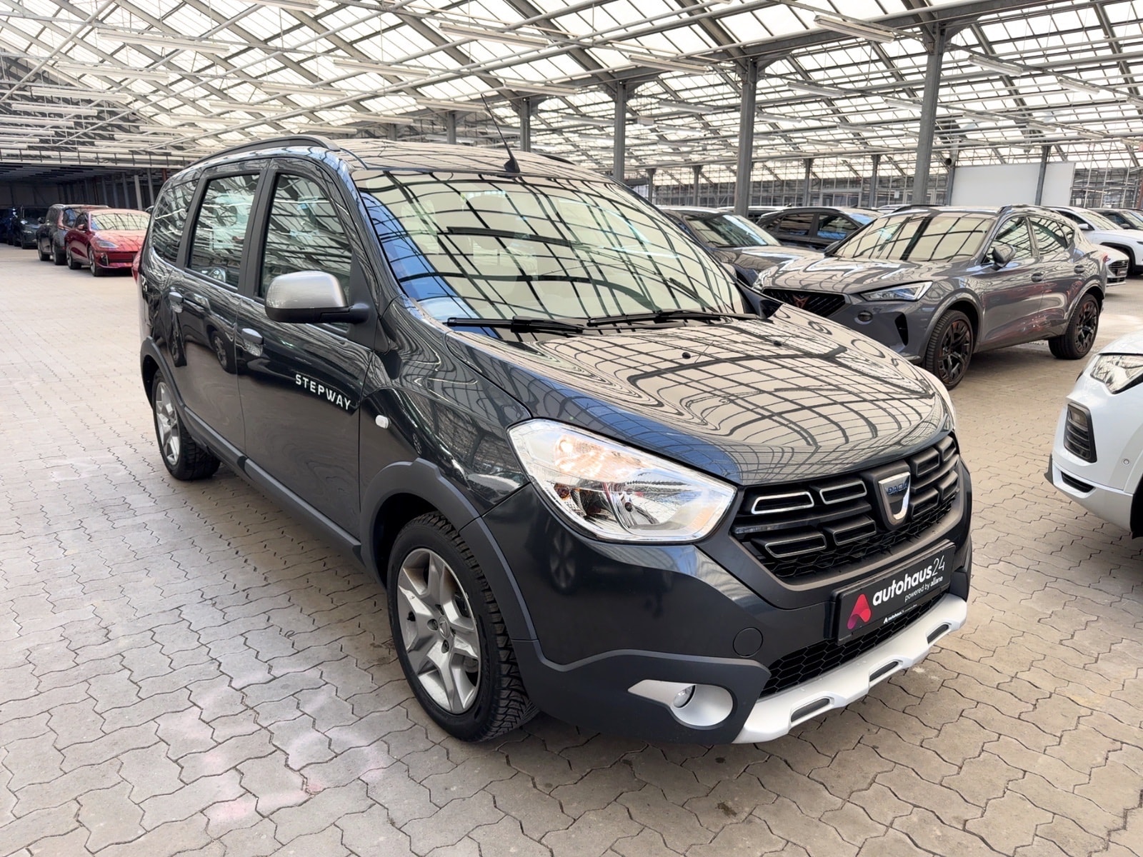 Dacia Lodgy Kleinbus / Van DACIA Lodgy TCe 130 Stepway 7-Sitzer Van #1