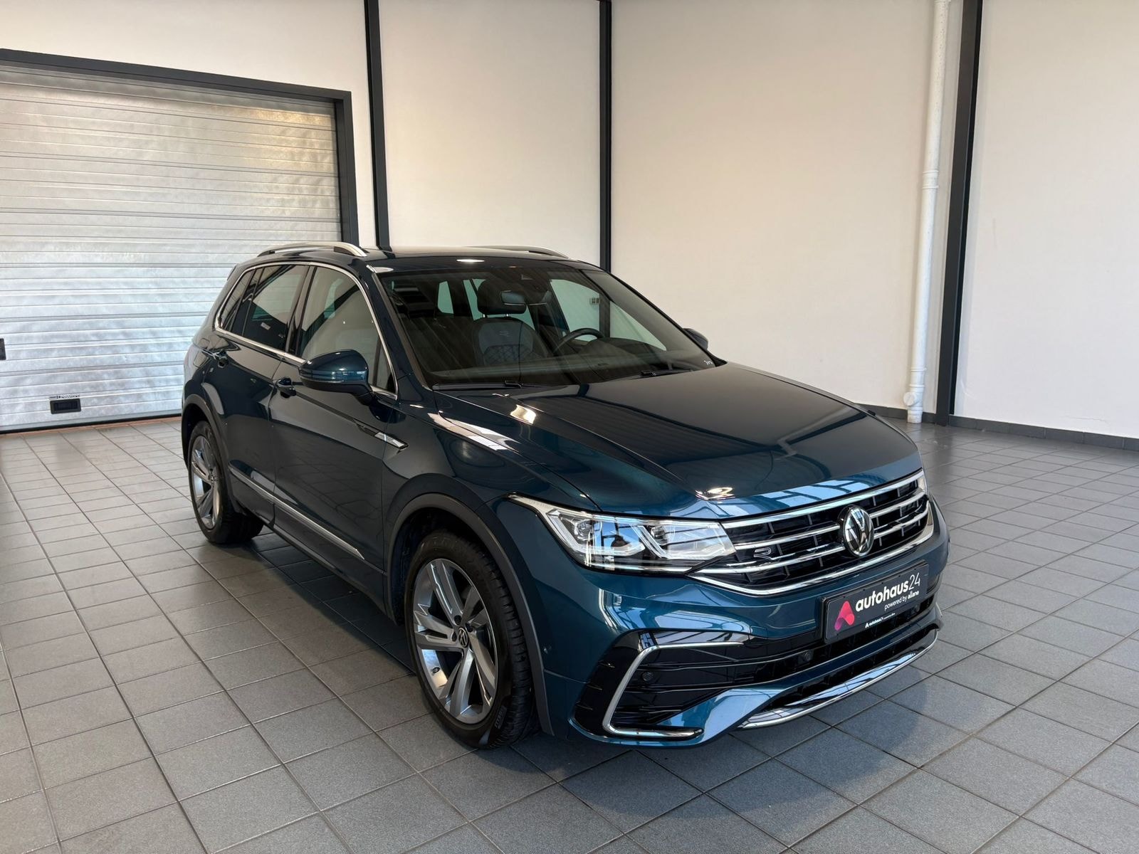 Volkswagen Tiguan SUV / Crossover / Geländewagen VOLKSWAGEN Tiguan 1.5 TSI OPF DSG R-Line Sports Utility Vehicle #1